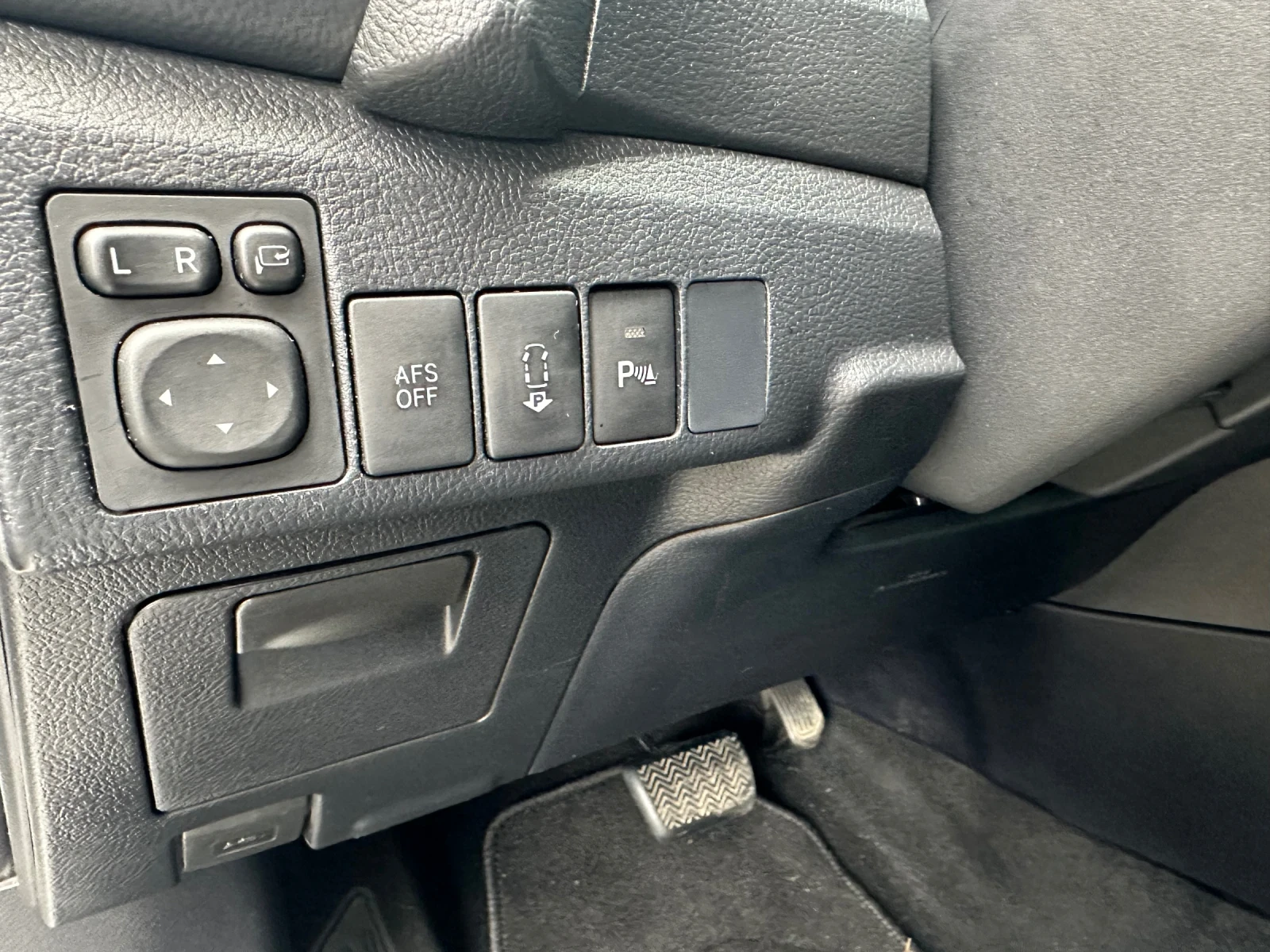 Toyota Auris Самопаркиране, стъклен покрив, кожени седалки, таб - изображение 6 | Auto.bg Toyota Auris Самопаркиране, стъклен покрив, кожени седалки, таб - изображение 6