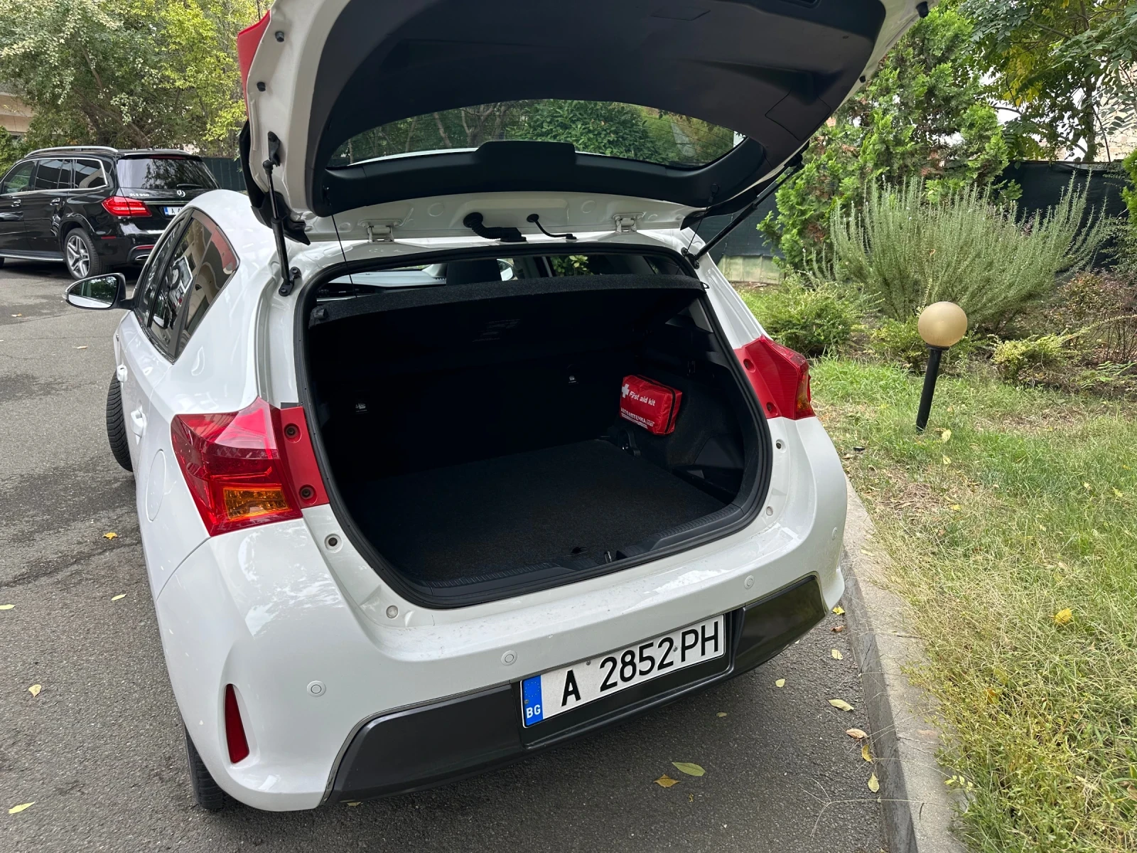 Toyota Auris Самопаркиране, стъклен покрив, кожени седалки, таб - изображение 5 | Auto.bg Toyota Auris Самопаркиране, стъклен покрив, кожени седалки, таб - изображение 5