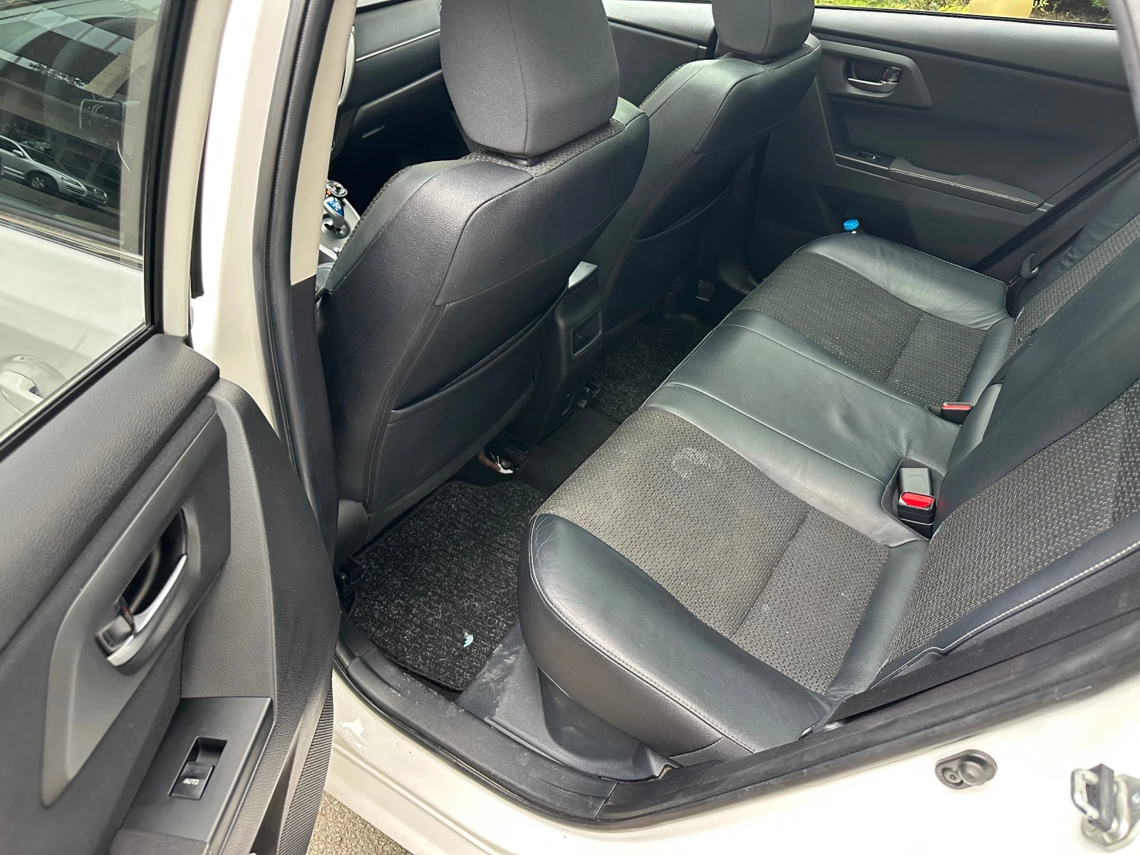 Toyota Auris Самопаркиране, стъклен покрив, кожени седалки, таб - изображение 9 | Auto.bg Toyota Auris Самопаркиране, стъклен покрив, кожени седалки, таб - изображение 9