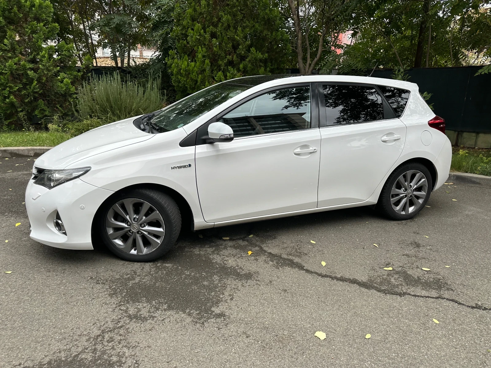 Toyota Auris Самопаркиране, стъклен покрив, кожени седалки, таб - изображение 3 | Auto.bg Toyota Auris Самопаркиране, стъклен покрив, кожени седалки, таб - изображение 3