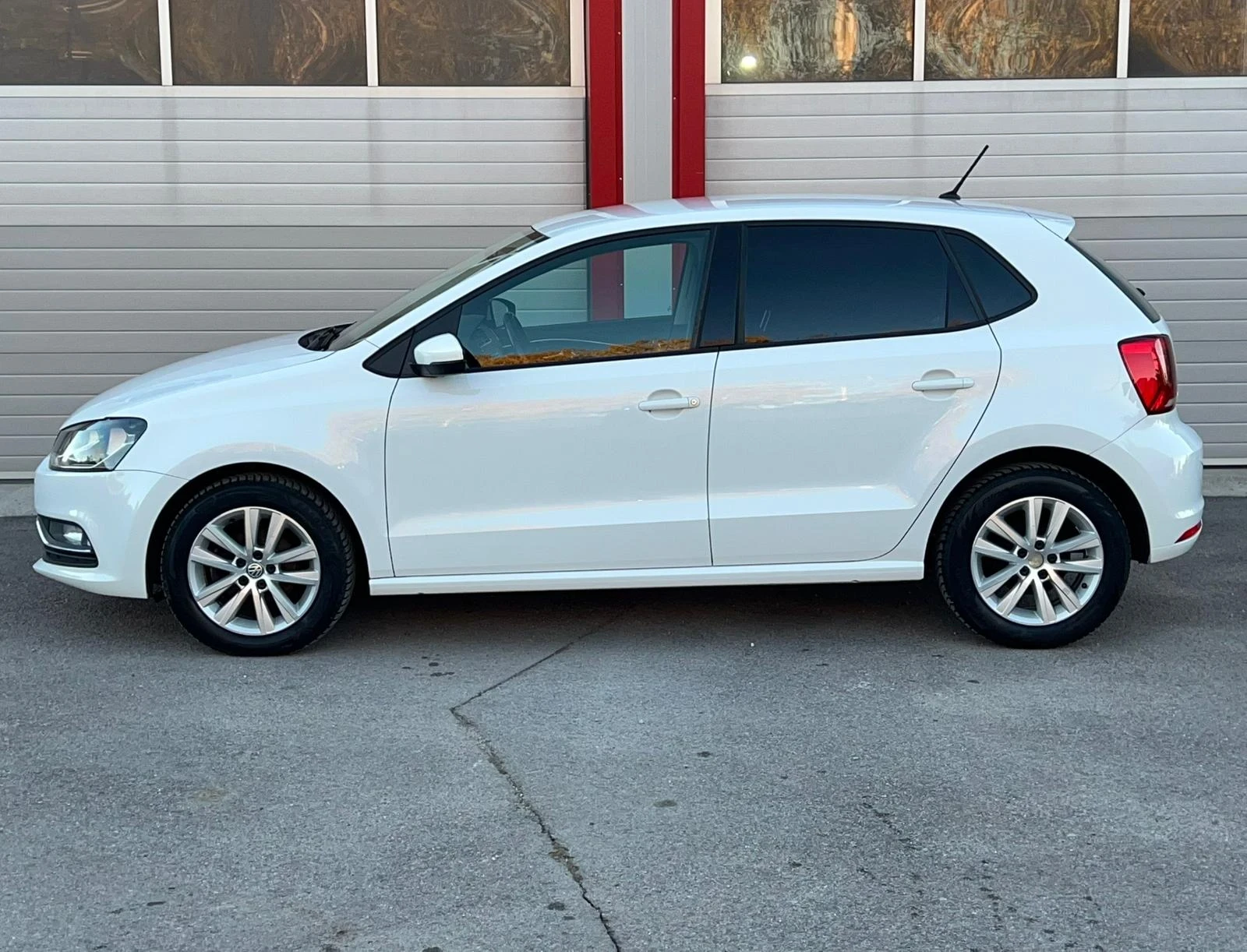 VW Polo 1.0I HIGHLINE NAVI KLIMATIK EVRO 6B ЛИЗИНГ!!! - изображение 6 | Auto.bg VW Polo 1.0I HIGHLINE NAVI KLIMATIK EVRO 6B ЛИЗИНГ!!! - изображение 6