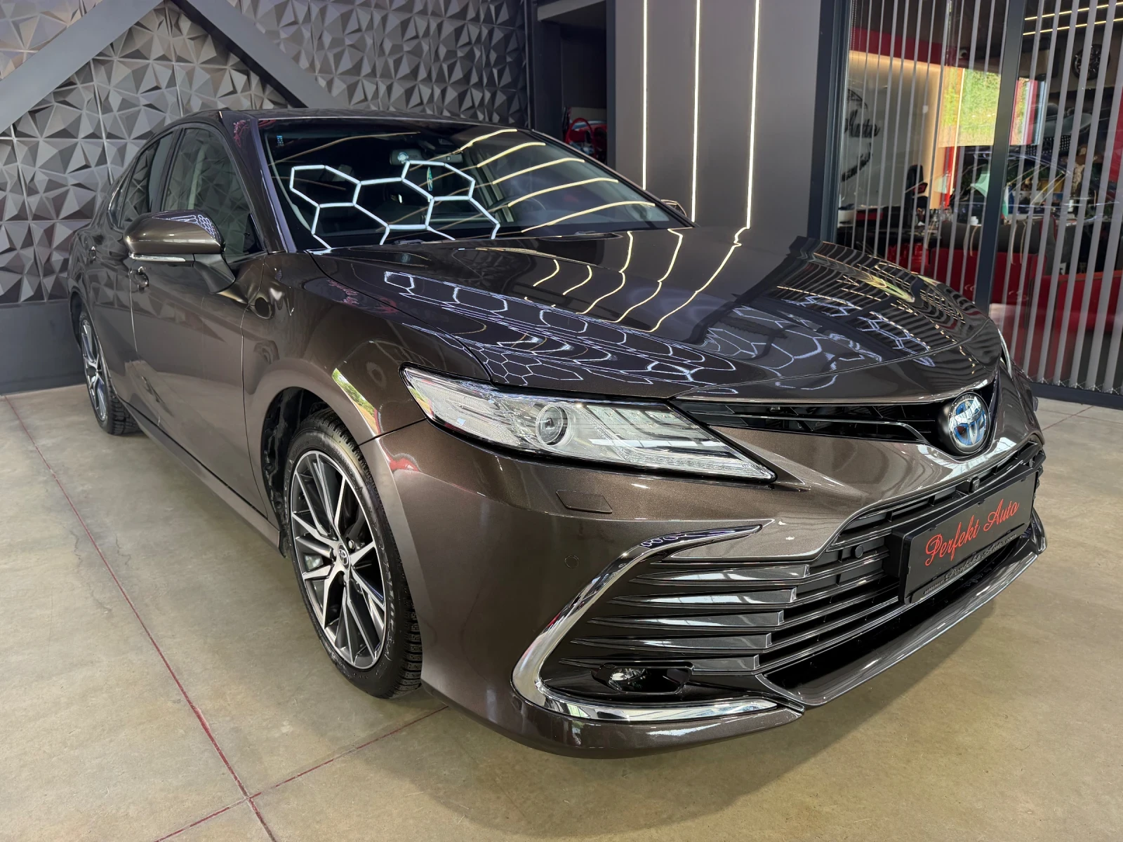 Toyota Camry 2.5 HYBRID 4WD * HEAD UP * 360 Камера * ГАРАНЦИЯ | Auto.bg — изображение 1 Toyota Camry 2.5 HYBRID 4WD * HEAD UP * 360 Камера * ГАРАНЦИЯ | Auto.bg — изображение 1