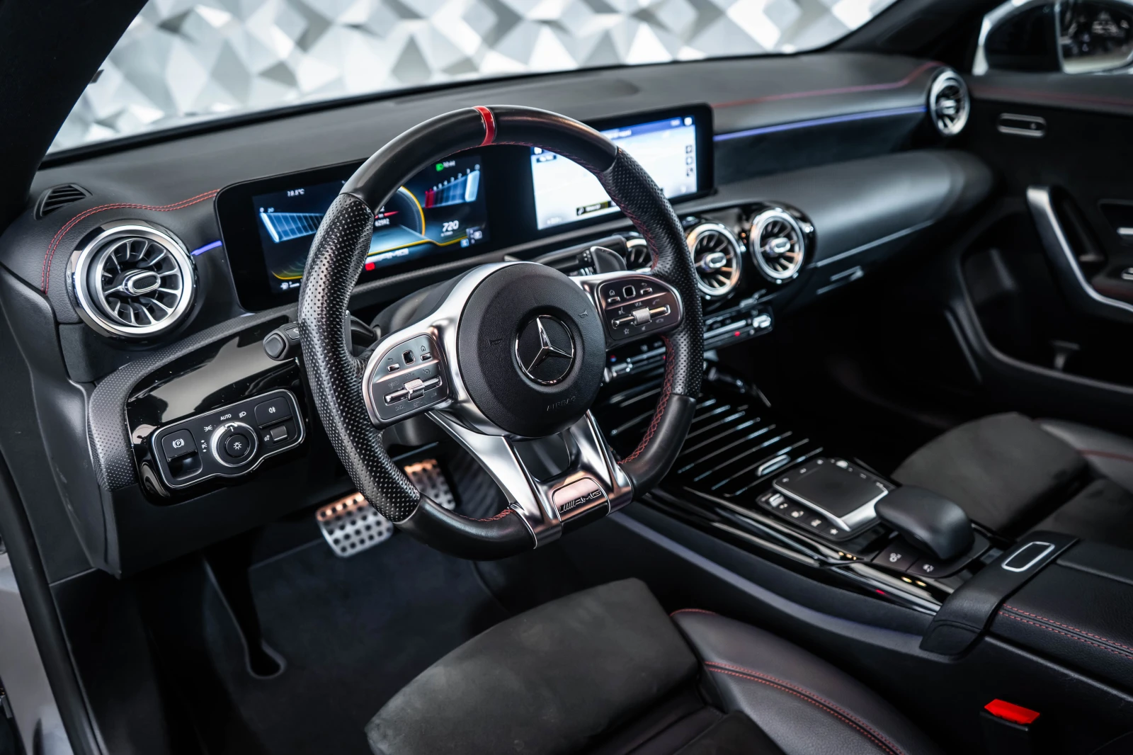 Mercedes-Benz CLA 35 AMG 4M Coupe* NightP* Alcantara - изображение 8 | Auto.bg Mercedes-Benz CLA 35 AMG 4M Coupe* NightP* Alcantara - изображение 8