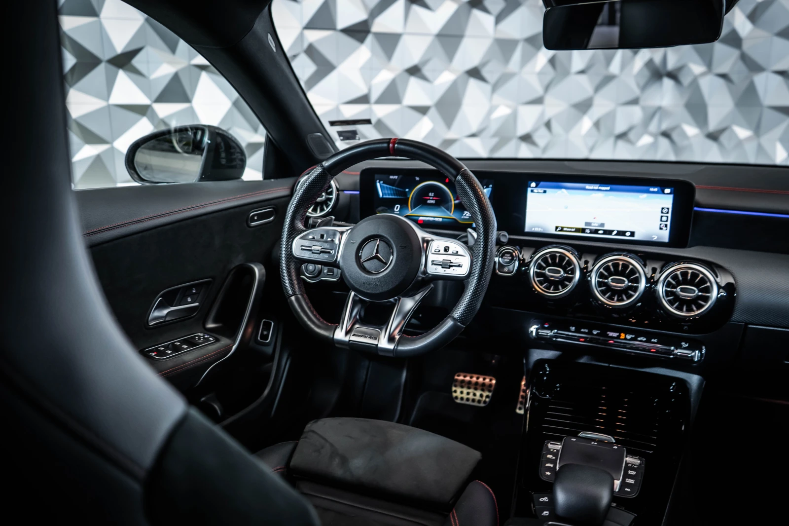 Mercedes-Benz CLA 35 AMG 4M Coupe* NightP* Alcantara - изображение 10 | Auto.bg Mercedes-Benz CLA 35 AMG 4M Coupe* NightP* Alcantara - изображение 10