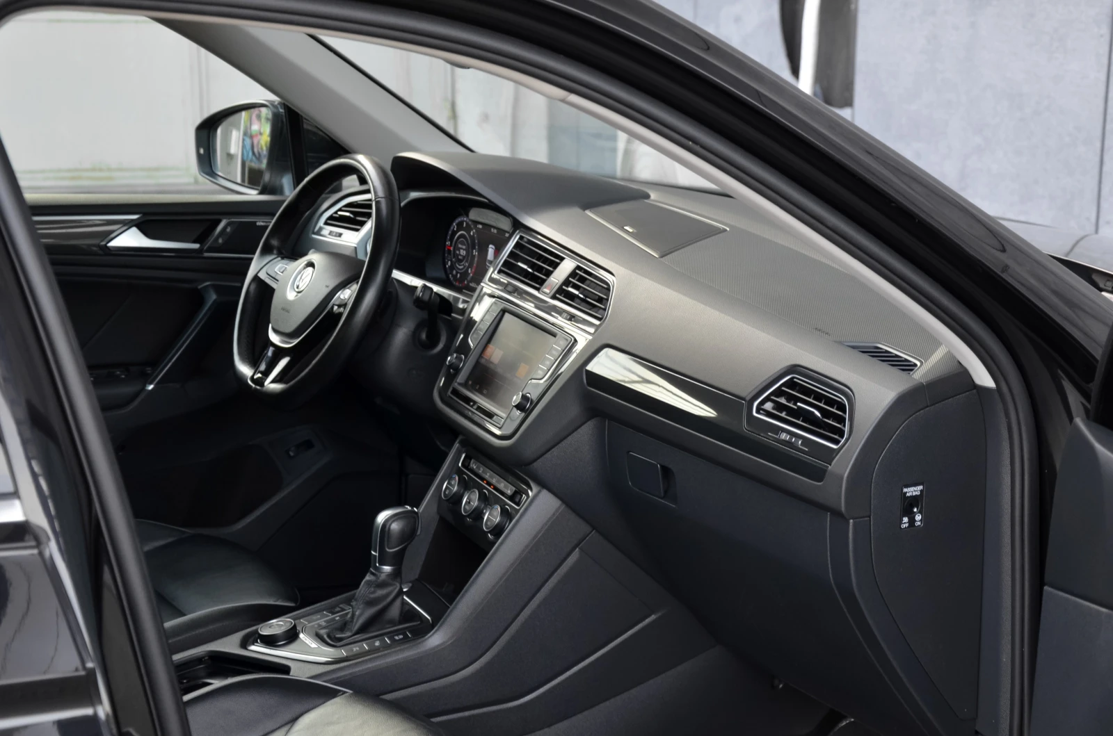 VW Tiguan R-Line* 4x4* 360* Head-up* Distronic* Digital* 190 - изображение 8 | Auto.bg VW Tiguan R-Line* 4x4* 360* Head-up* Distronic* Digital* 190 - изображение 8