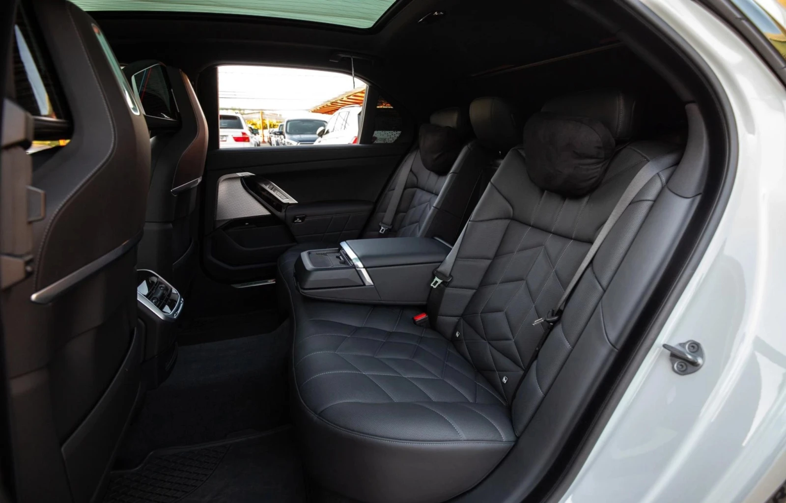 BMW 740 M-Sport xDrive, Massage, B/W - изображение 8 | Auto.bg BMW 740 M-Sport xDrive, Massage, B/W - изображение 8