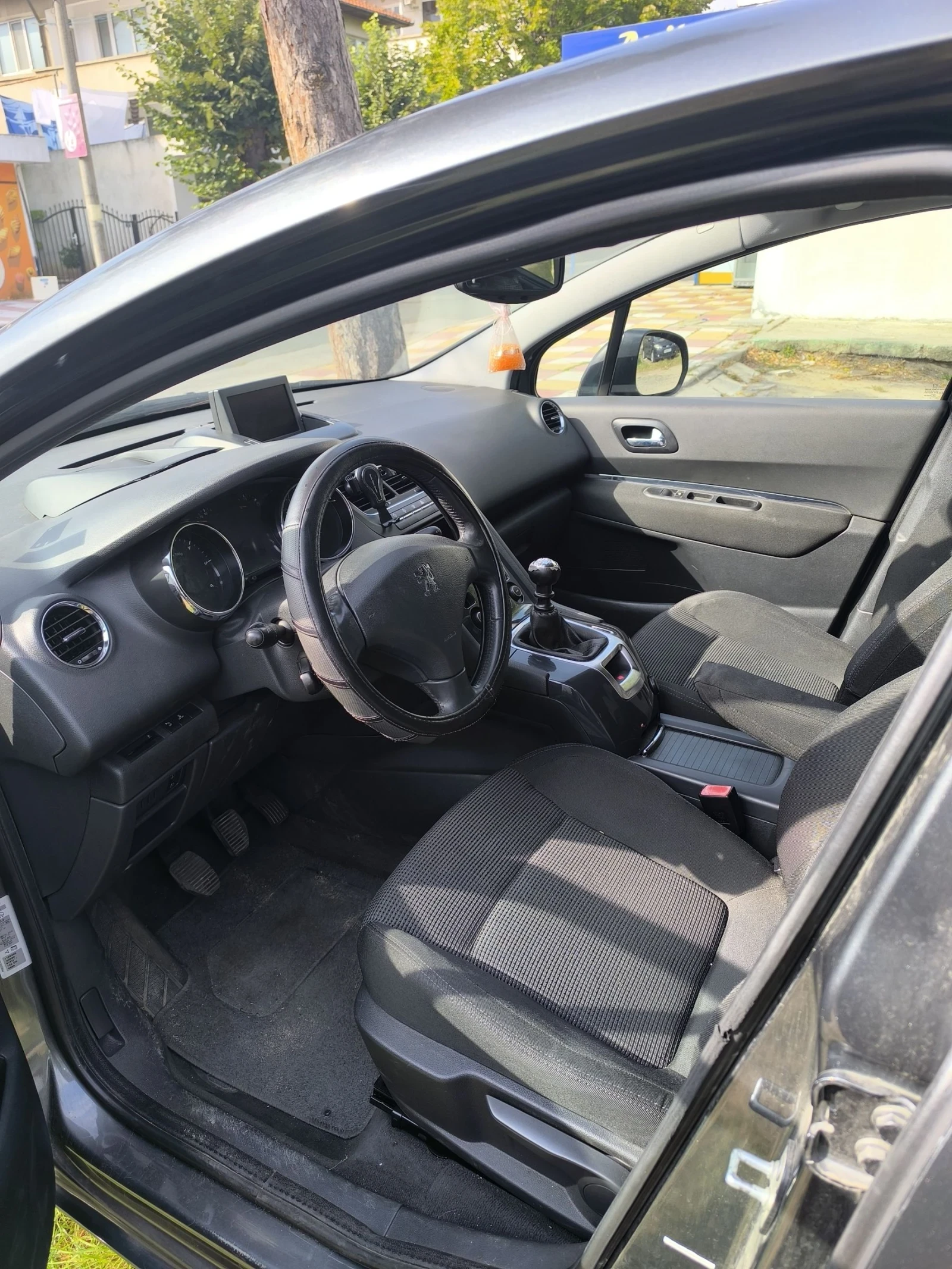 Peugeot 5008 2.0 HDI* 6 ск* Парктроник* Нави* DVD*  - изображение 5 | Auto.bg Peugeot 5008 2.0 HDI* 6 ск* Парктроник* Нави* DVD*  - изображение 5