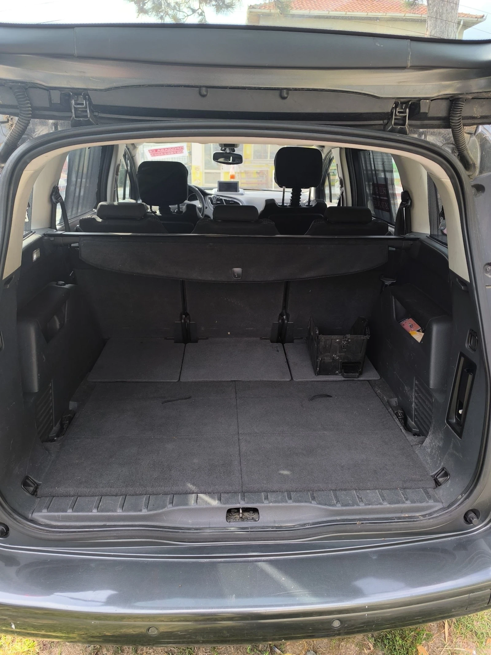 Peugeot 5008 2.0 HDI* 6 ск* Парктроник* Нави* DVD*  - изображение 10 | Auto.bg Peugeot 5008 2.0 HDI* 6 ск* Парктроник* Нави* DVD*  - изображение 10