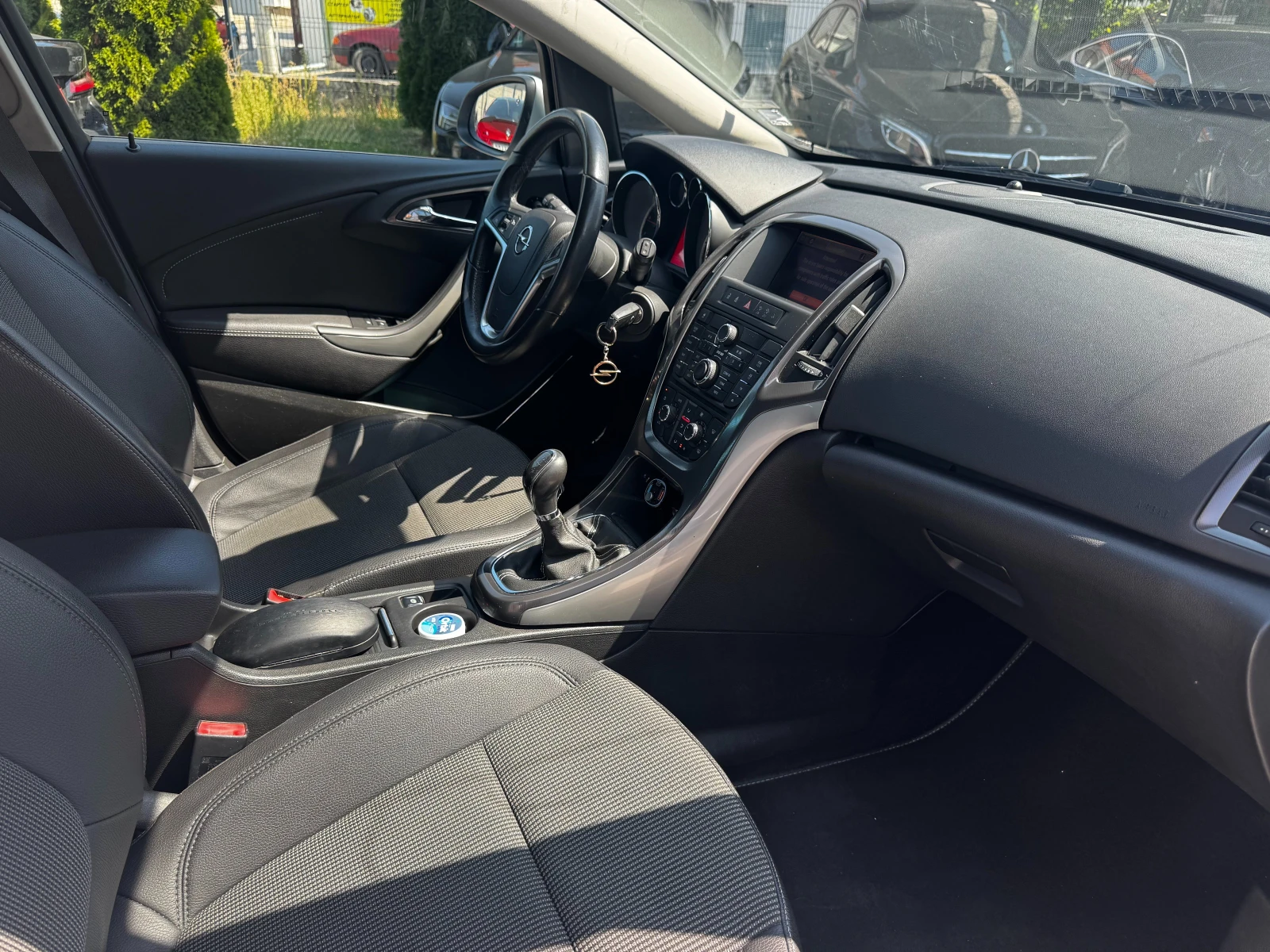 Opel Astra 1.7 CDTI Sports Tourer - изображение 6 | Auto.bg Opel Astra 1.7 CDTI Sports Tourer - изображение 6