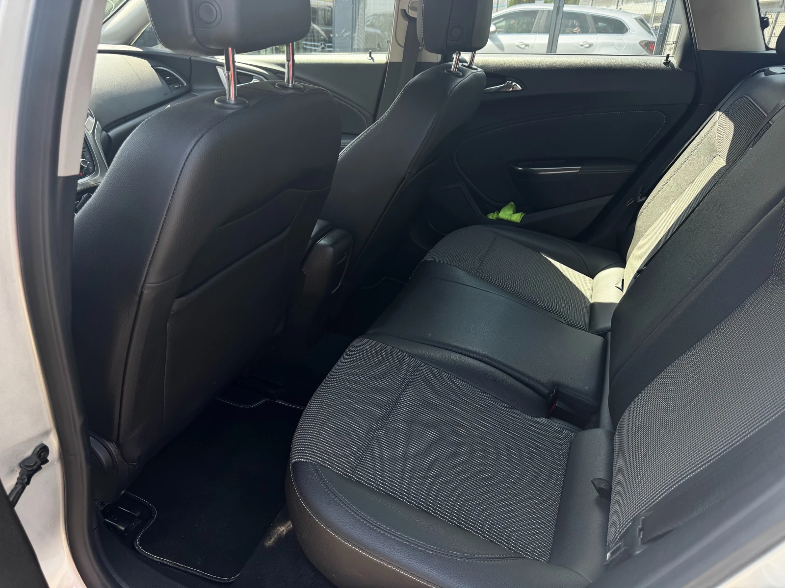 Opel Astra 1.7 CDTI Sports Tourer - изображение 7 | Auto.bg Opel Astra 1.7 CDTI Sports Tourer - изображение 7