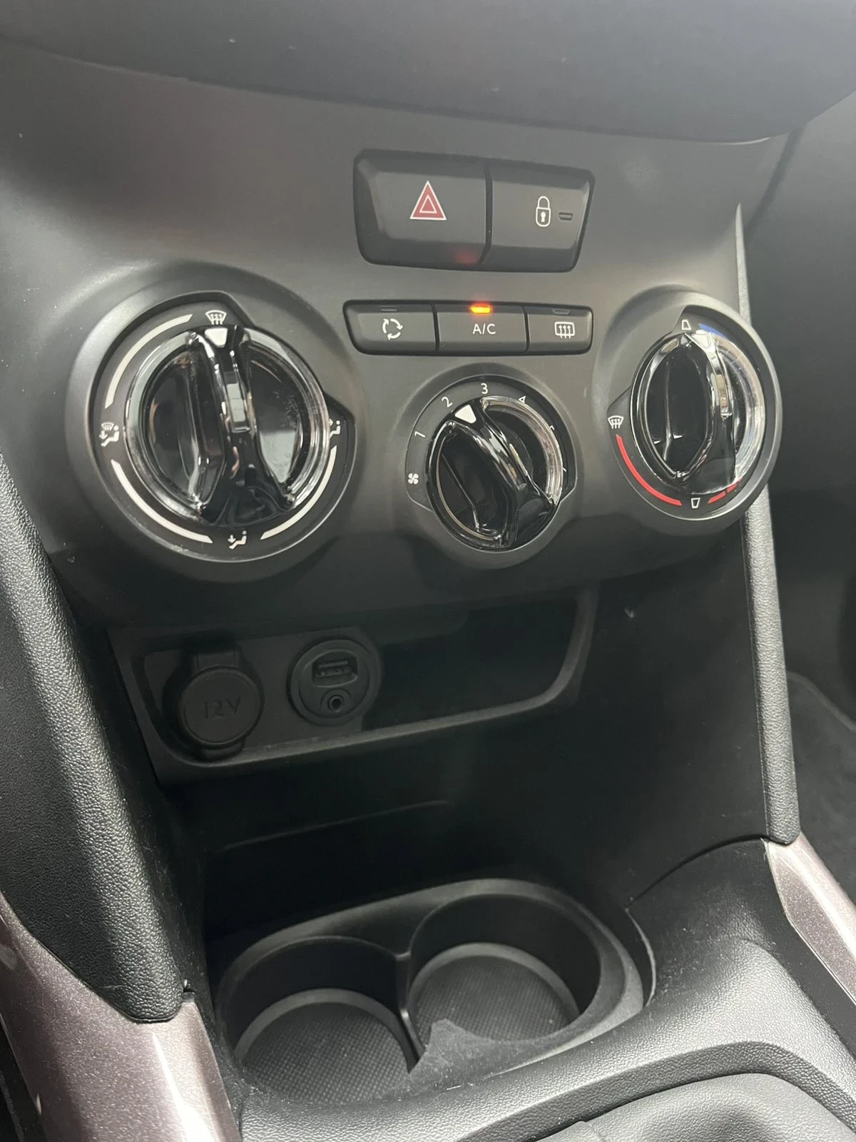 Peugeot 2008 1.2/82k./EURO6/ ПАНОРАМА / ПЕРФЕКТНО СЪСТОЯНИЕ! - изображение 8 | Auto.bg Peugeot 2008 1.2/82k./EURO6/ ПАНОРАМА / ПЕРФЕКТНО СЪСТОЯНИЕ! - изображение 8