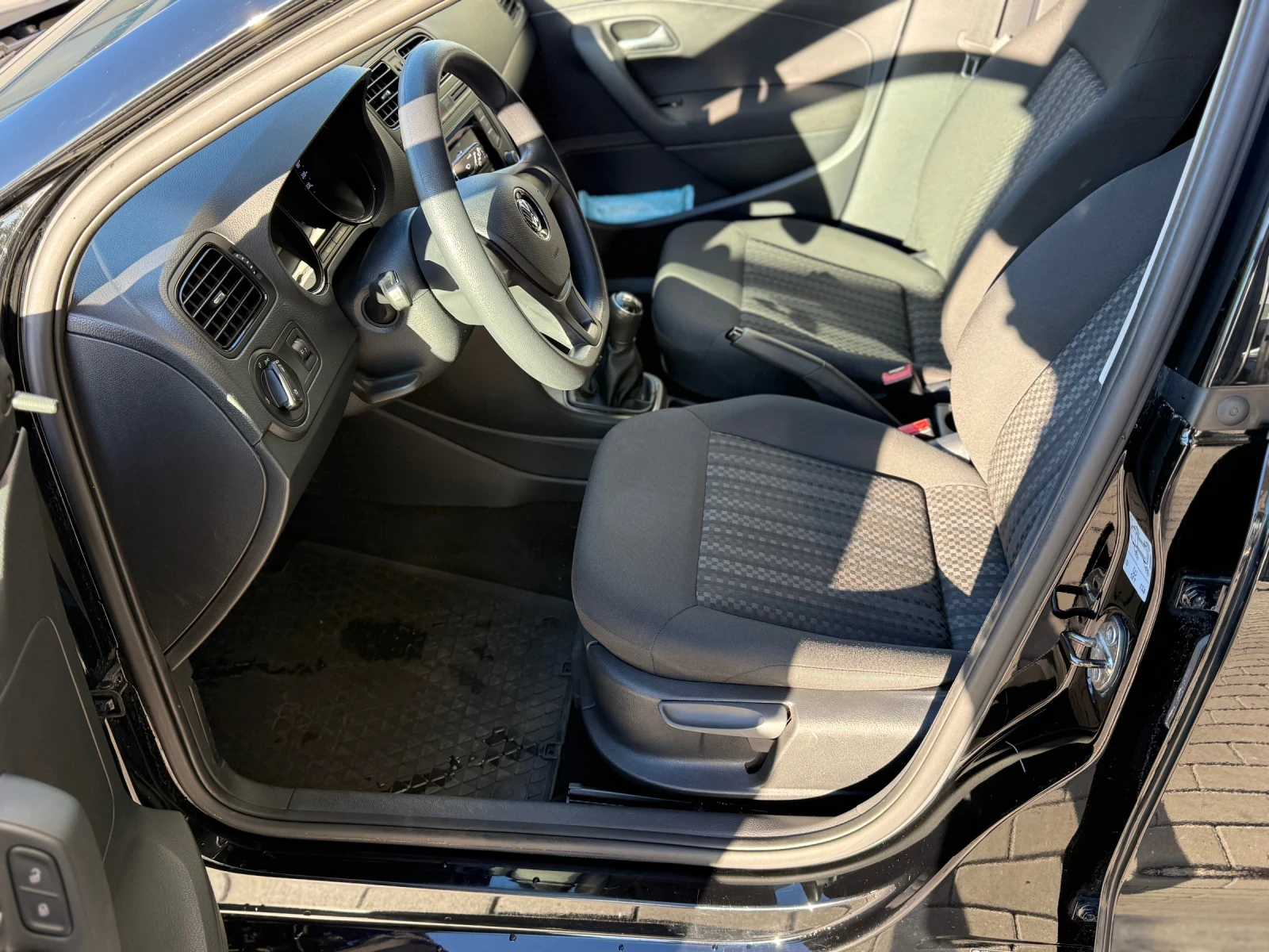 VW Polo 1.4 TDI /75к.с./Обслужена/КАСКО/EURO 6 - изображение 8 | Auto.bg VW Polo 1.4 TDI /75к.с./Обслужена/КАСКО/EURO 6 - изображение 8