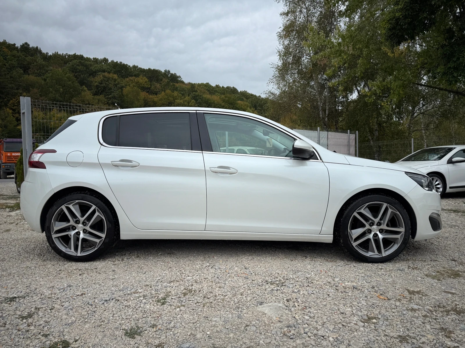 Peugeot 308 1.2 e-THP АВТОМ. 106000км!!!СЕРВ.КНИЖКА - изображение 4 | Auto.bg Peugeot 308 1.2 e-THP АВТОМ. 106000км!!!СЕРВ.КНИЖКА - изображение 4