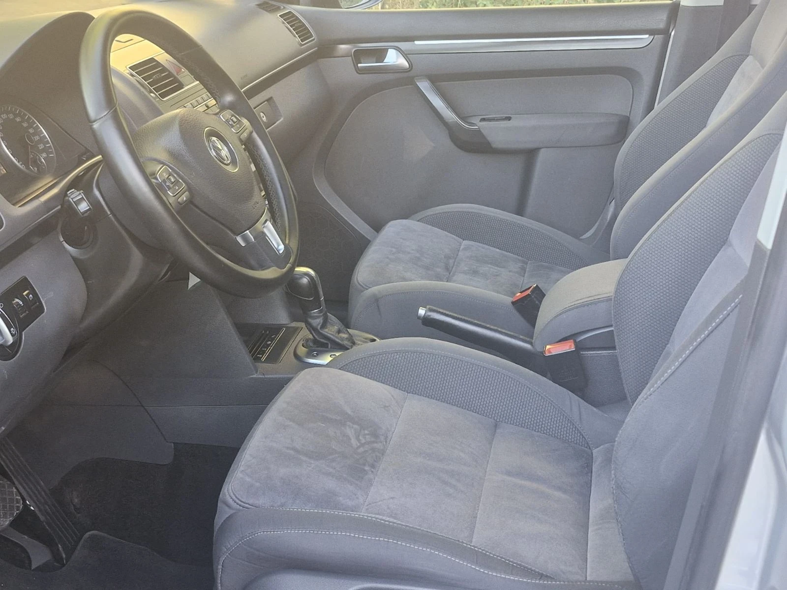 VW Touran 2.0/140/АВТОМАТИК/ПАНОРАМА/ЛЕД/НАВИ/ПЕЧКА - изображение 7 | Auto.bg VW Touran 2.0/140/АВТОМАТИК/ПАНОРАМА/ЛЕД/НАВИ/ПЕЧКА - изображение 7