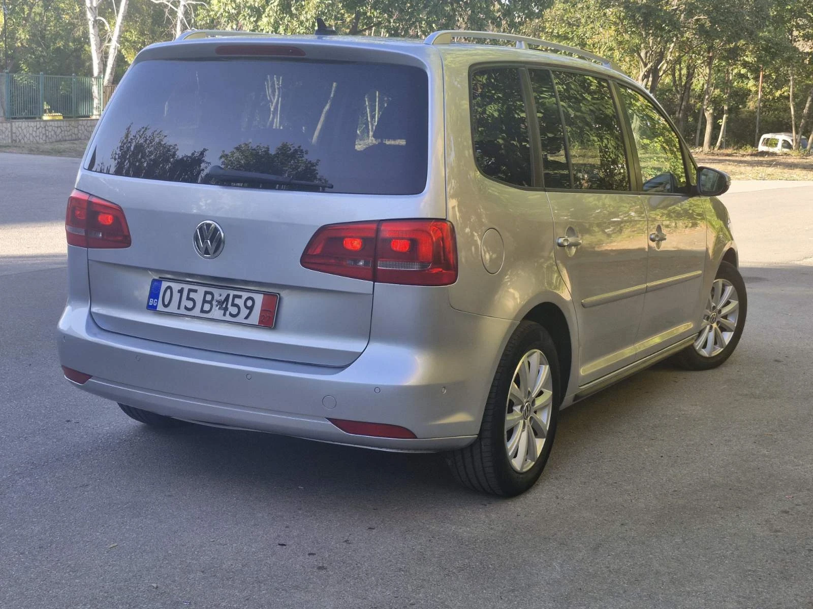 VW Touran 2.0/140/АВТОМАТИК/ПАНОРАМА/ЛЕД/НАВИ/ПЕЧКА - изображение 3 | Auto.bg VW Touran 2.0/140/АВТОМАТИК/ПАНОРАМА/ЛЕД/НАВИ/ПЕЧКА - изображение 3