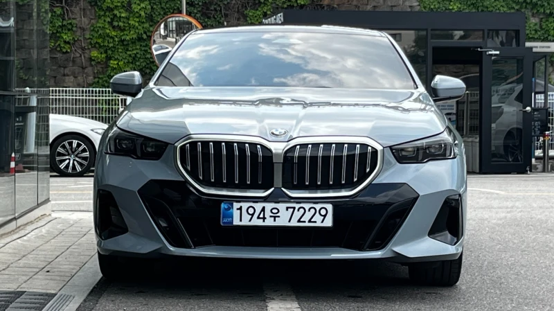 BMW 520 2024* M-PK* DIS* HEAD-UP* 360* ОБДУХ* HARMAN* КРАЙ - 35950 € / 70312.09 лв. - 59280279 1 | Car24.bg BMW 520 2024* M-PK* DIS* HEAD-UP* 360* ОБДУХ* HARMAN* КРАЙ - 35950 € / 70312.09 лв. - 59280279 1