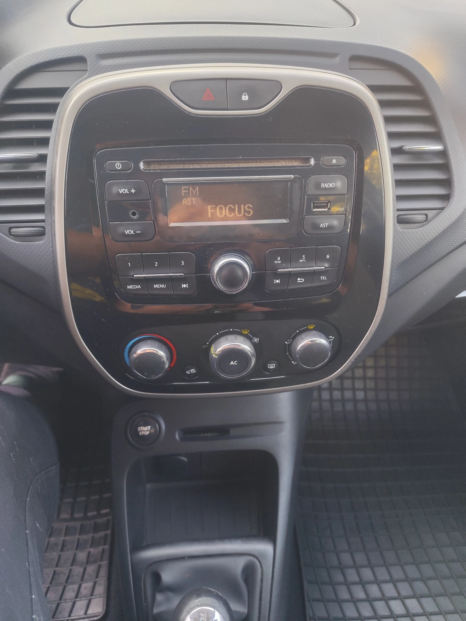 Renault Captur 79000км / Сервизна история / Безключов достъп  - изображение 10 | Auto.bg Renault Captur 79000км / Сервизна история / Безключов достъп  - изображение 10