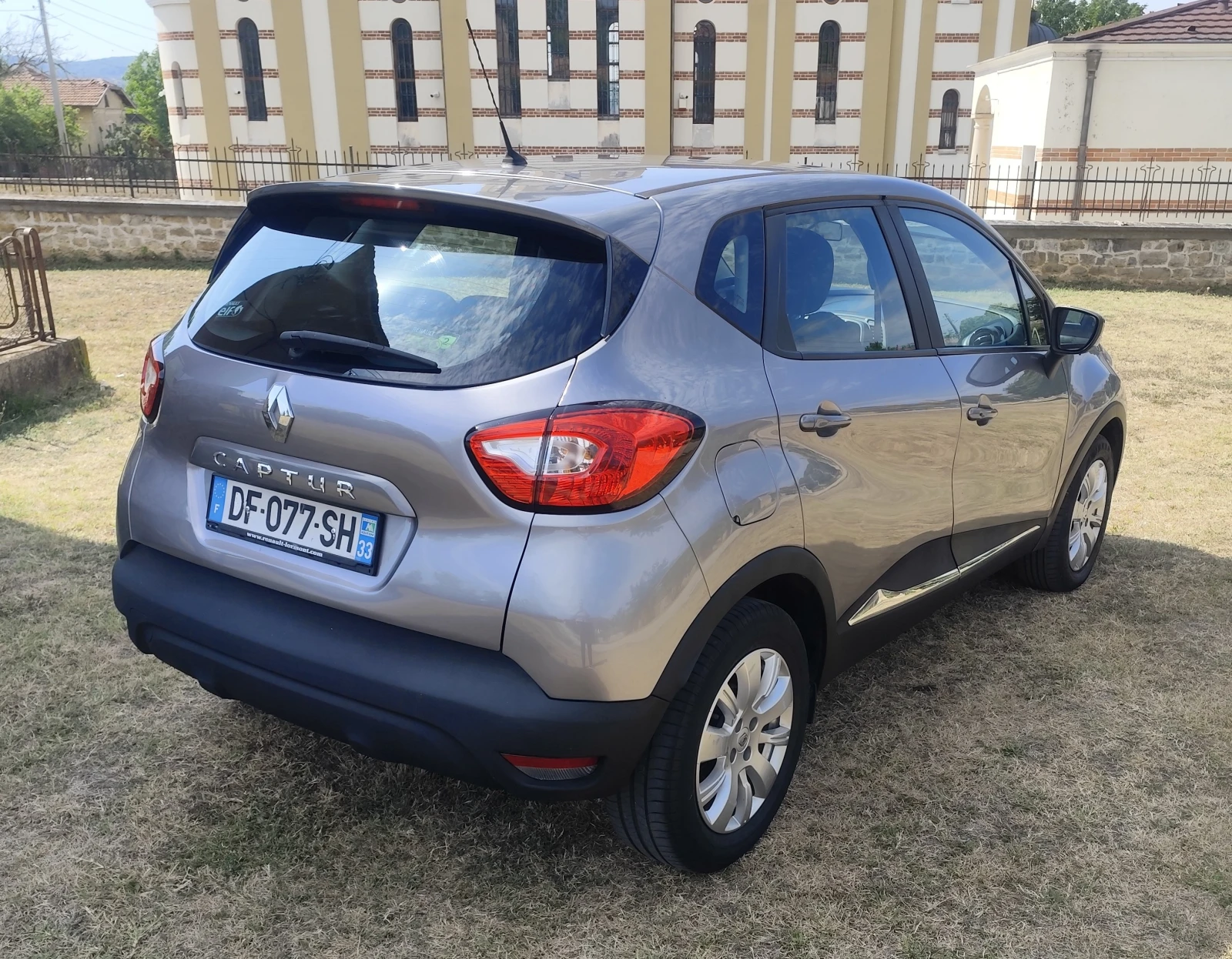 Renault Captur 79000км / Сервизна история / Безключов достъп  - изображение 4 | Auto.bg Renault Captur 79000км / Сервизна история / Безключов достъп  - изображение 4