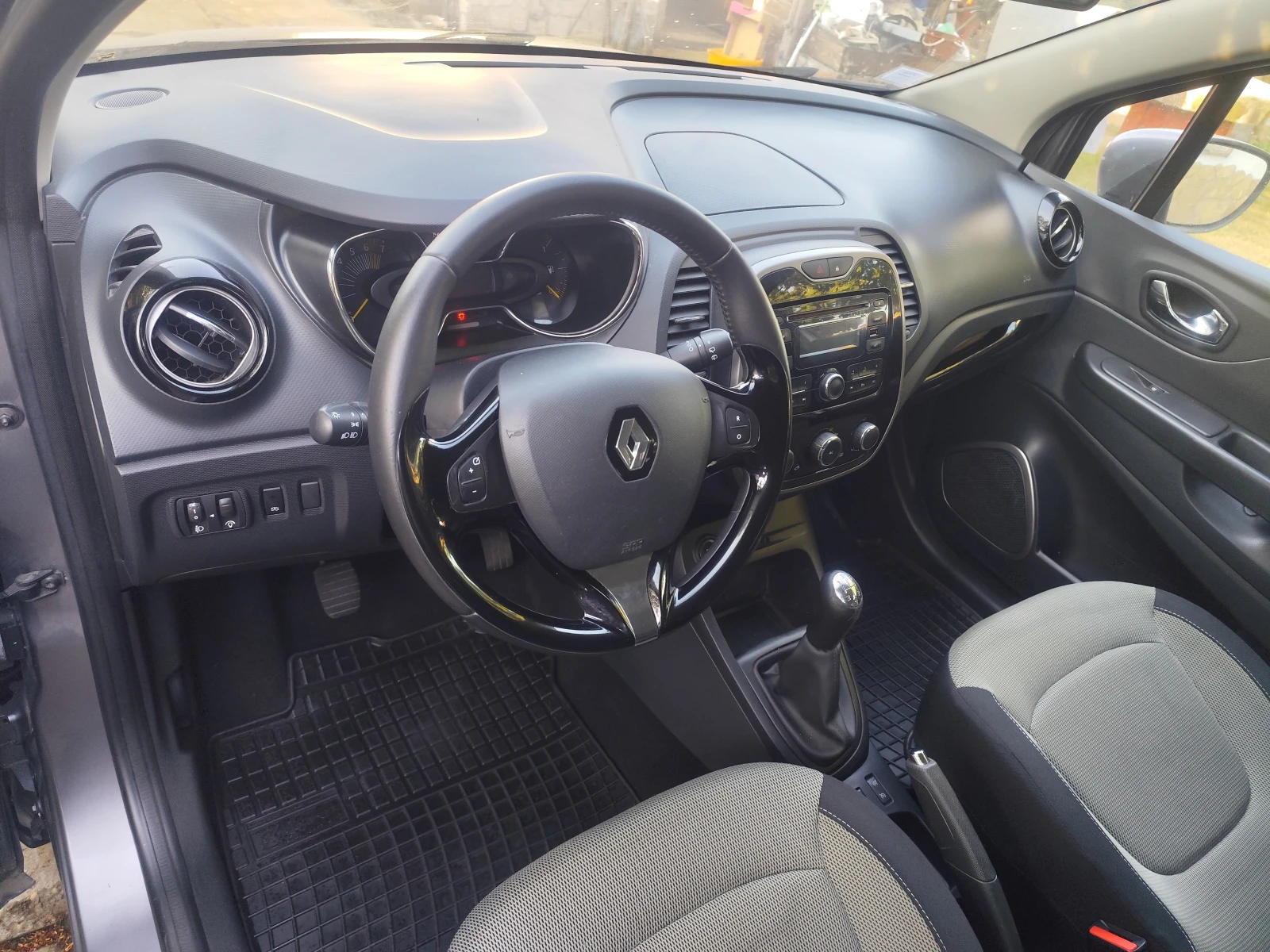 Renault Captur 79000км / Сервизна история / Безключов достъп  - изображение 8 | Auto.bg Renault Captur 79000км / Сервизна история / Безключов достъп  - изображение 8