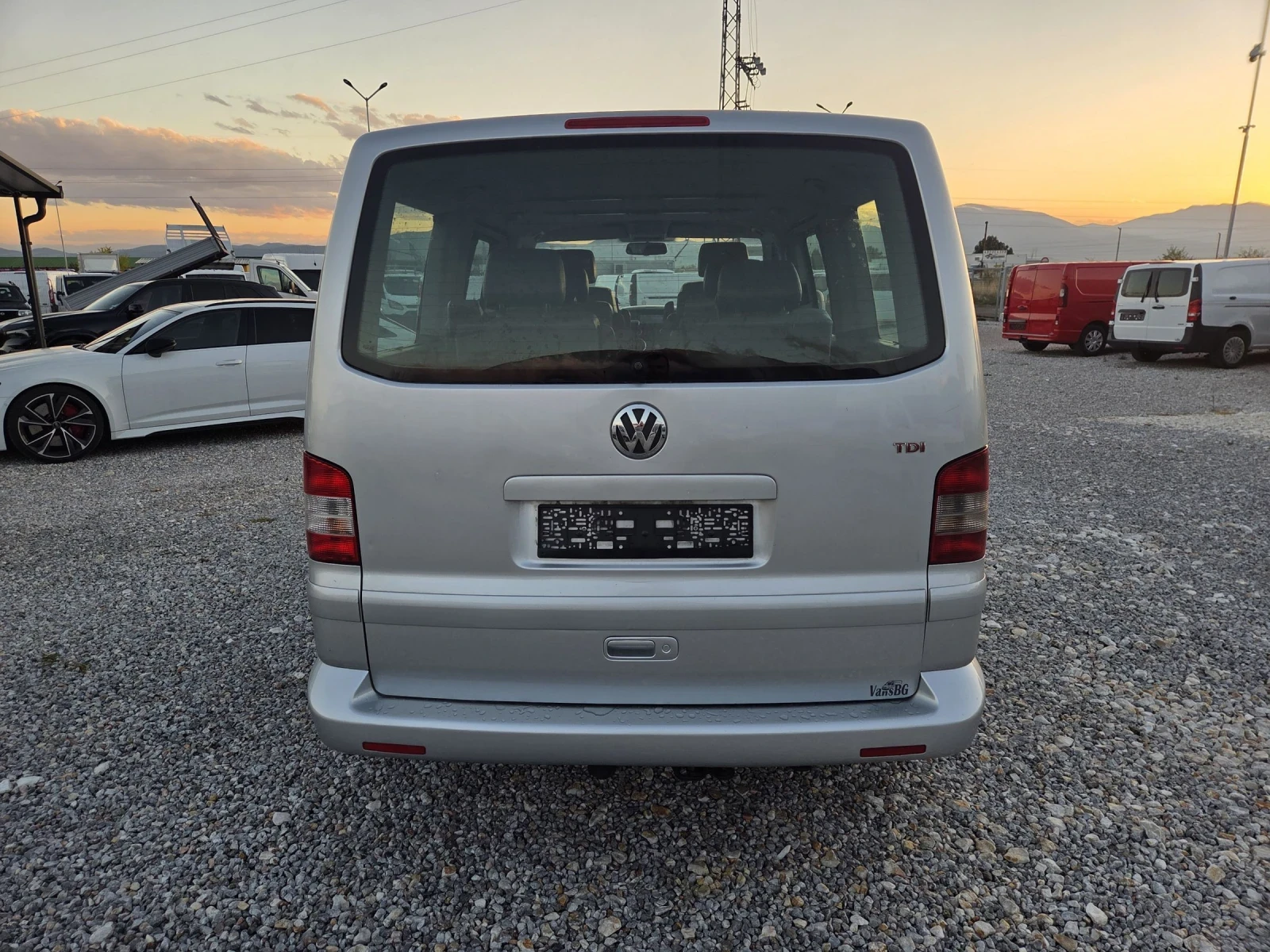 VW Multivan 2.5 TDI, Клима, Нави, Автомат - изображение 4 | Auto.bg VW Multivan 2.5 TDI, Клима, Нави, Автомат - изображение 4