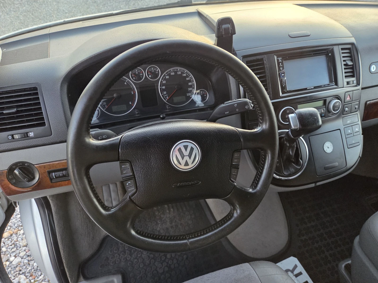VW Multivan 2.5 TDI, Клима, Нави, Автомат - изображение 10 | Auto.bg VW Multivan 2.5 TDI, Клима, Нави, Автомат - изображение 10