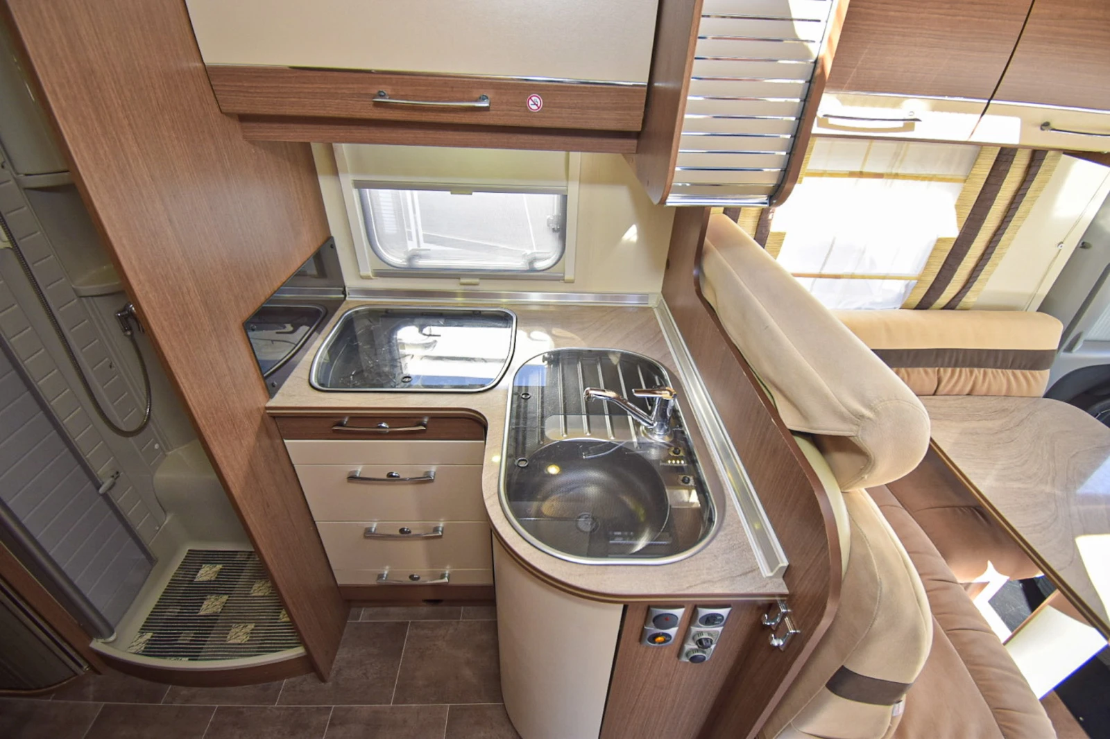 Кемпер Burstner Aviano I 728 - изображение 8 | Auto.bg Кемпер Burstner Aviano I 728 - изображение 8