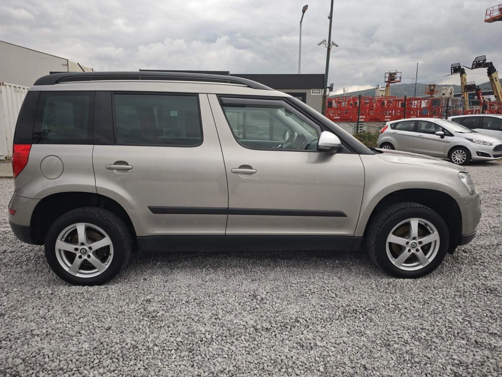 Skoda Yeti 2.0TDI-110k.c. 4x4 - изображение 7 | Auto.bg Skoda Yeti 2.0TDI-110k.c. 4x4 - изображение 7