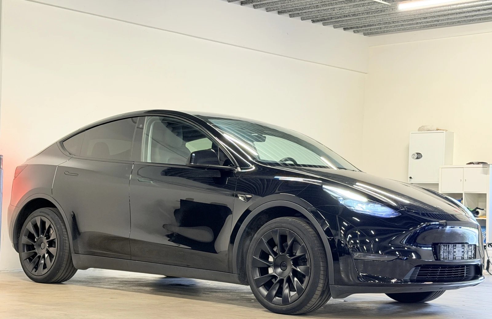 Tesla Model Y Dual Motor Long Range AWD 83.4% SoH | Auto.bg — изображение 1 Tesla Model Y Dual Motor Long Range AWD 83.4% SoH | Auto.bg — изображение 1