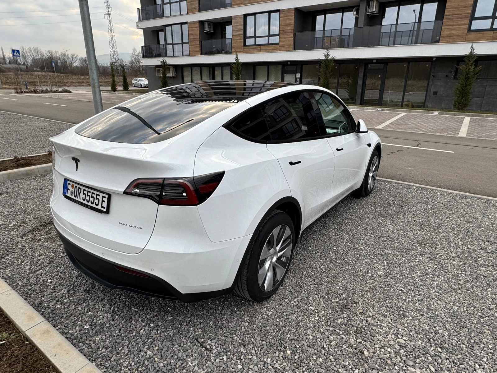 Tesla Model Y LR, ЧАСТНА ОБЯВА, БЯЛ САЛОН, БЕЗ ТАКСИ ПРЕХВЪРЛЯНЕ - изображение 9 | Auto.bg Tesla Model Y LR, ЧАСТНА ОБЯВА, БЯЛ САЛОН, БЕЗ ТАКСИ ПРЕХВЪРЛЯНЕ - изображение 9