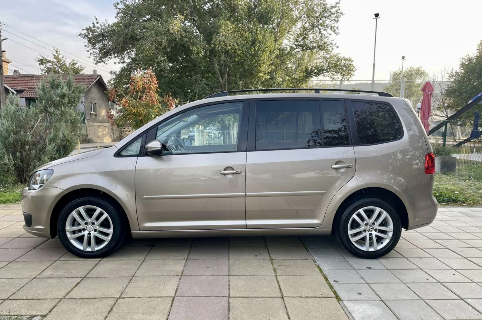 VW Touran DSG* TDI* 6+ 1* Euro 5b*  - изображение 4 | Auto.bg VW Touran DSG* TDI* 6+ 1* Euro 5b*  - изображение 4