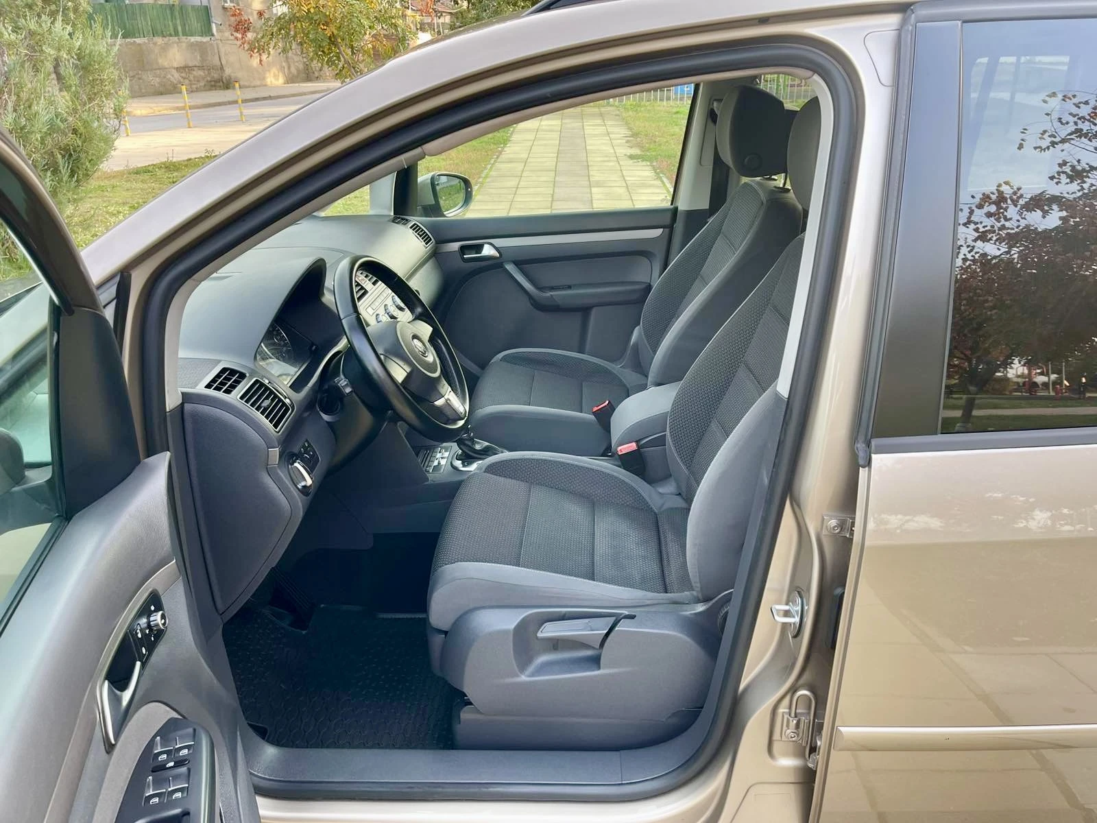 VW Touran DSG* TDI* 6+ 1* Euro 5b*  - изображение 10 | Auto.bg VW Touran DSG* TDI* 6+ 1* Euro 5b*  - изображение 10