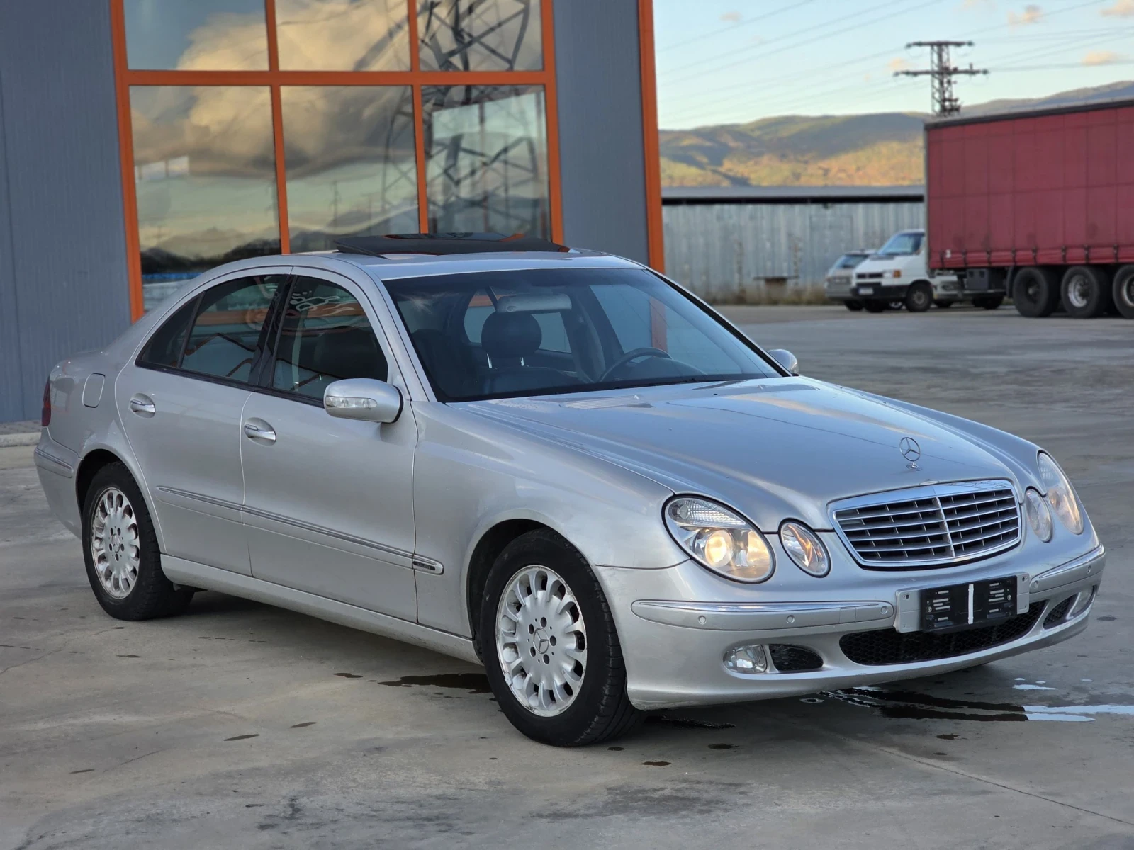 Mercedes-Benz E 220 2.2CDI 150 к.с. Шибедах Нави Кожа ЛИЗИНГ - изображение 5 | Auto.bg Mercedes-Benz E 220 2.2CDI 150 к.с. Шибедах Нави Кожа ЛИЗИНГ - изображение 5