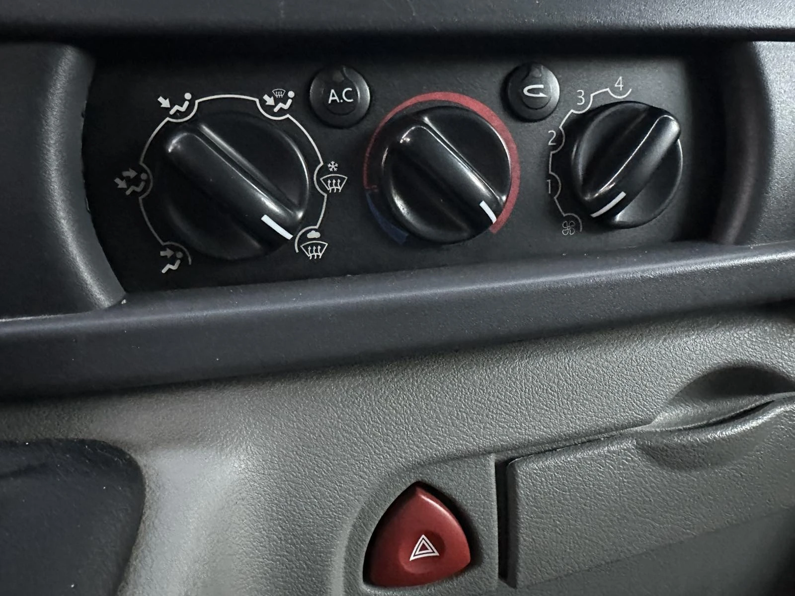 Nissan Interstar 2, 5 dci - изображение 8 | Auto.bg Nissan Interstar 2, 5 dci - изображение 8