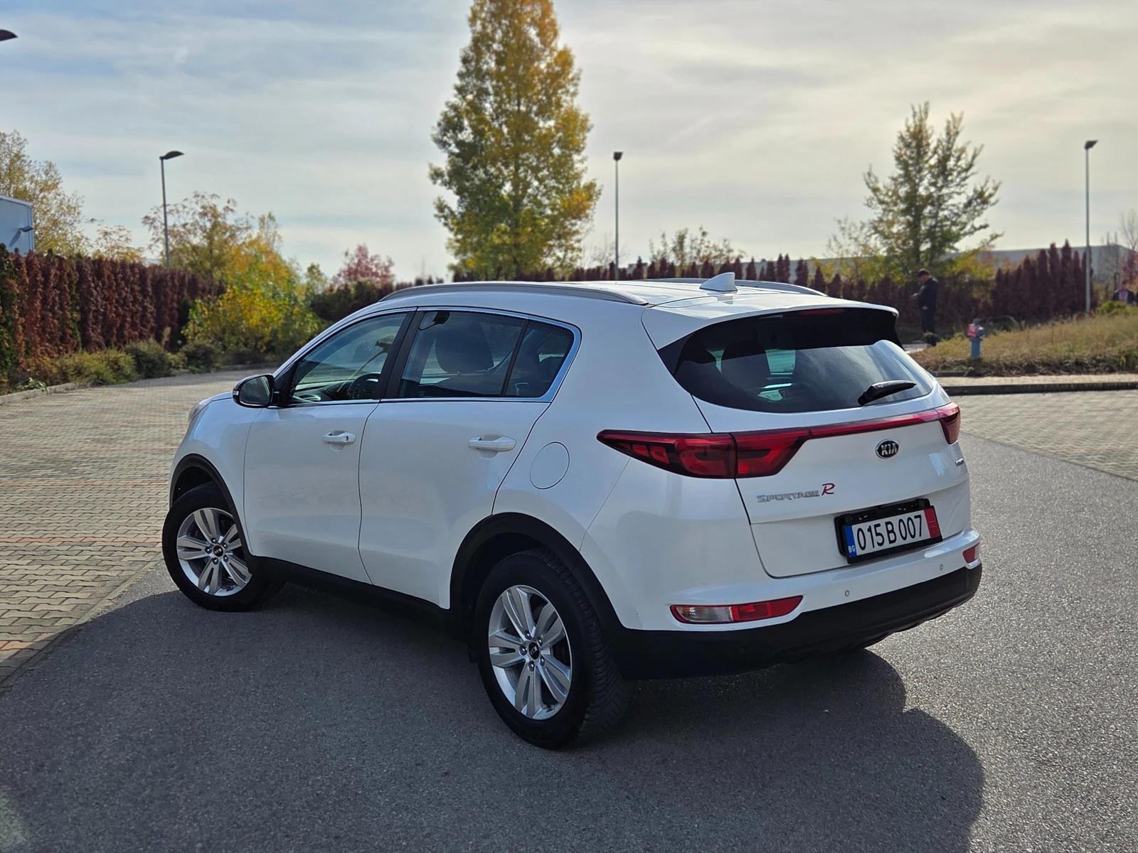 Kia Sportage Бяла перла 1.7CRDi* NAVI* CAMERA* TOP*  - изображение 7 | Auto.bg Kia Sportage Бяла перла 1.7CRDi* NAVI* CAMERA* TOP*  - изображение 7