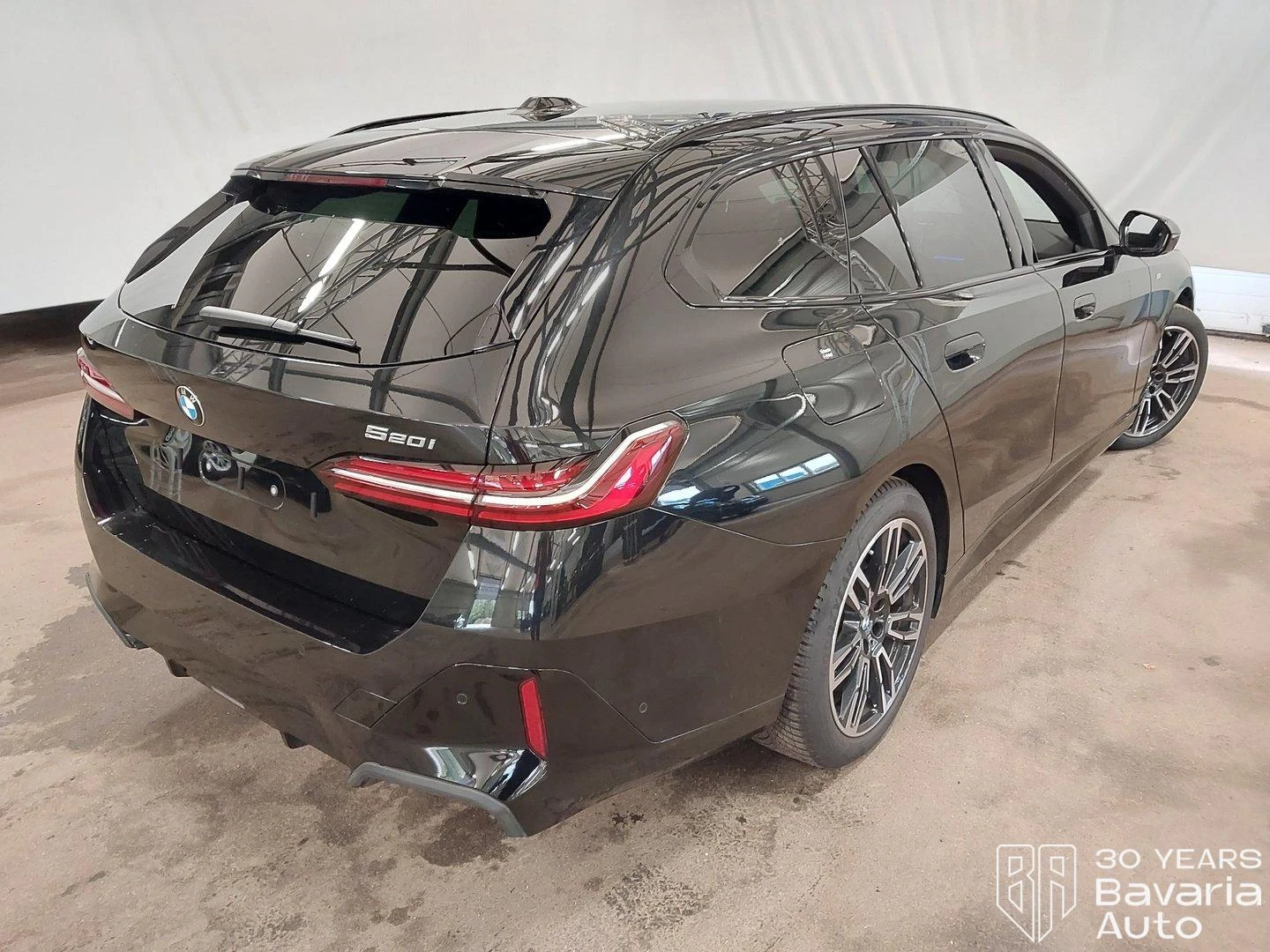 BMW 520 i Touring M Sport Paket Steptronic - изображение 3 | Auto.bg BMW 520 i Touring M Sport Paket Steptronic - изображение 3