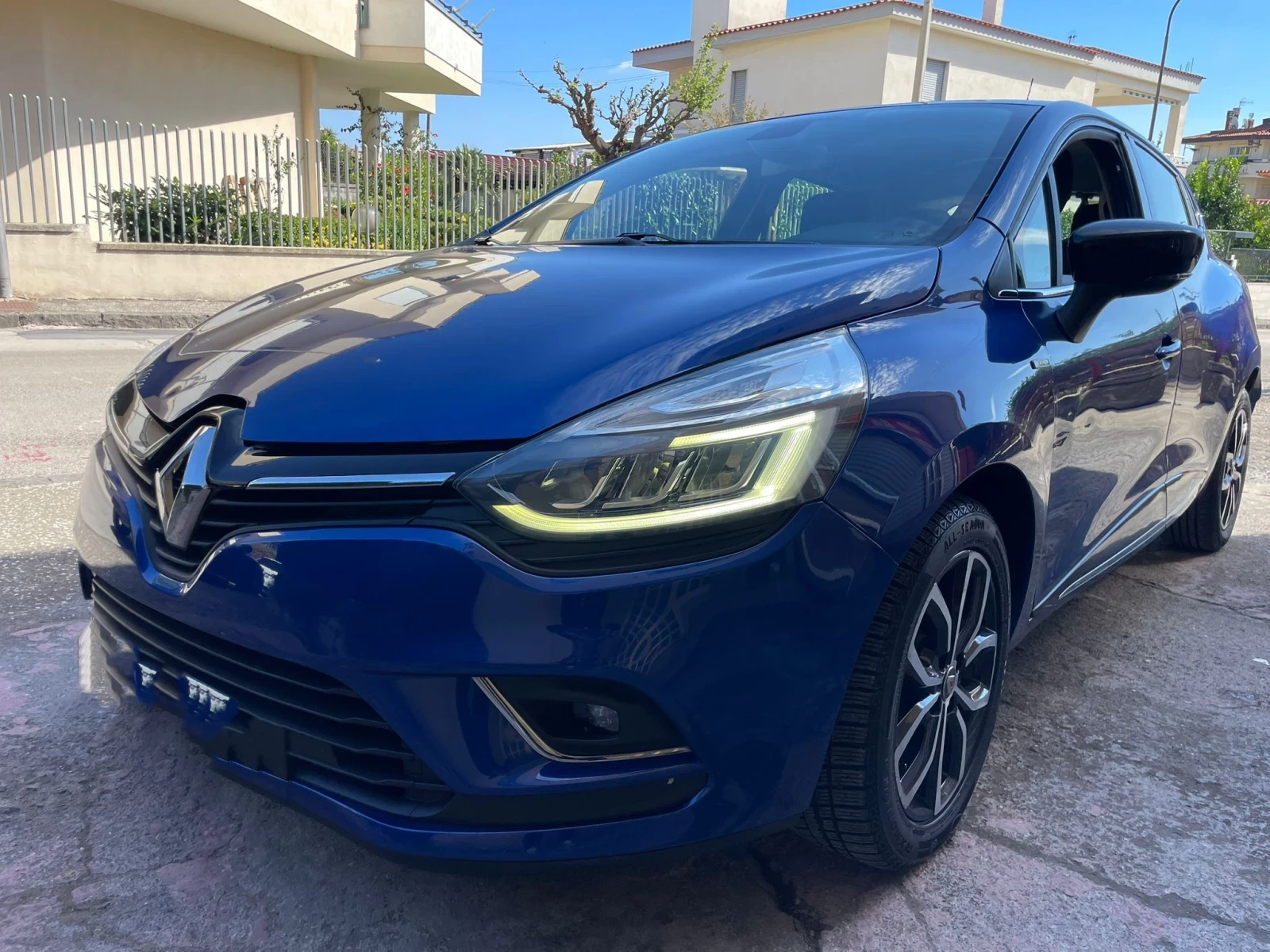 Renault Clio dCi 8V 90 CV 5P Moschino Intens (66 kw) Euro 6 - изображение 4 | Auto.bg Renault Clio dCi 8V 90 CV 5P Moschino Intens (66 kw) Euro 6 - изображение 4
