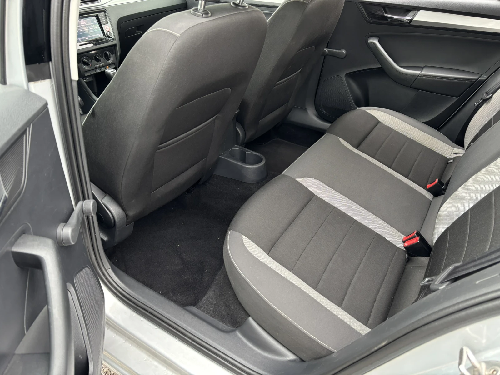 Skoda Rapid 1.0 TSI, 95hp, 7DSG, EU6 - изображение 10 | Auto.bg Skoda Rapid 1.0 TSI, 95hp, 7DSG, EU6 - изображение 10