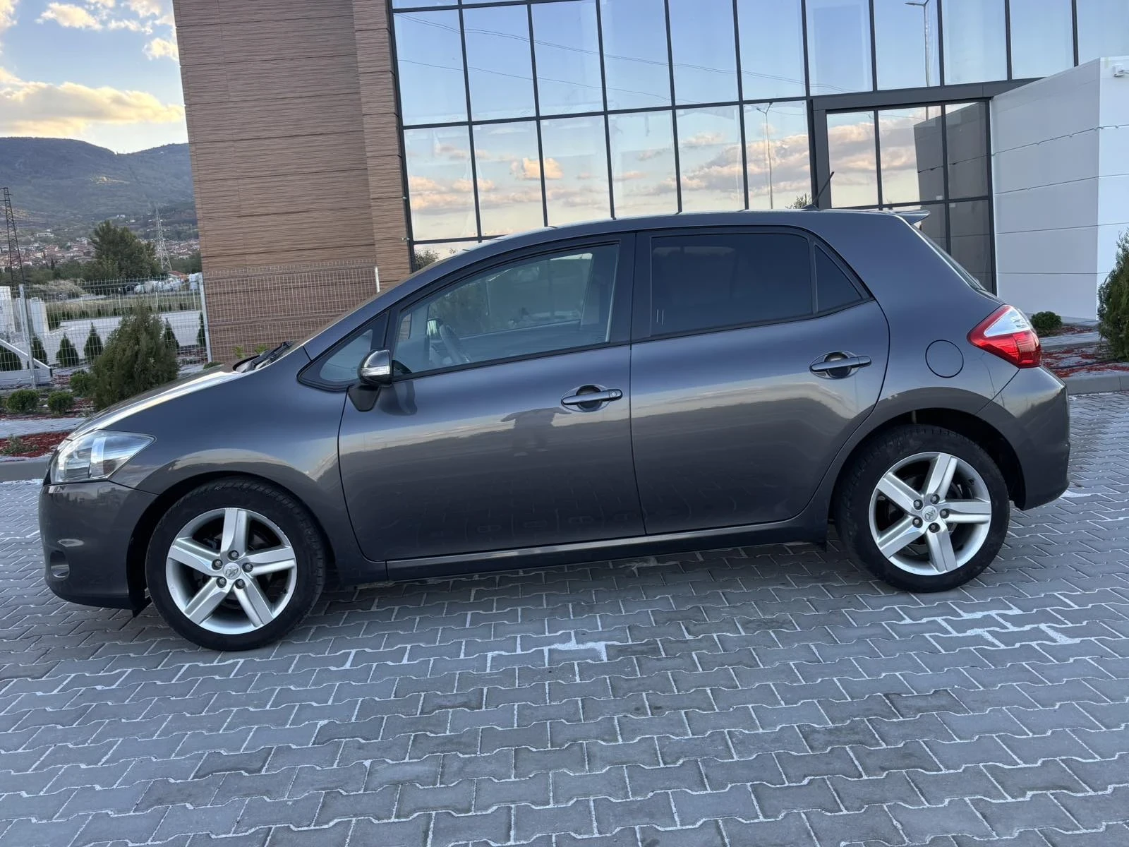 Toyota Auris 1.6vvti/132кс/Facelift/Навигация - изображение 3 | Auto.bg Toyota Auris 1.6vvti/132кс/Facelift/Навигация - изображение 3