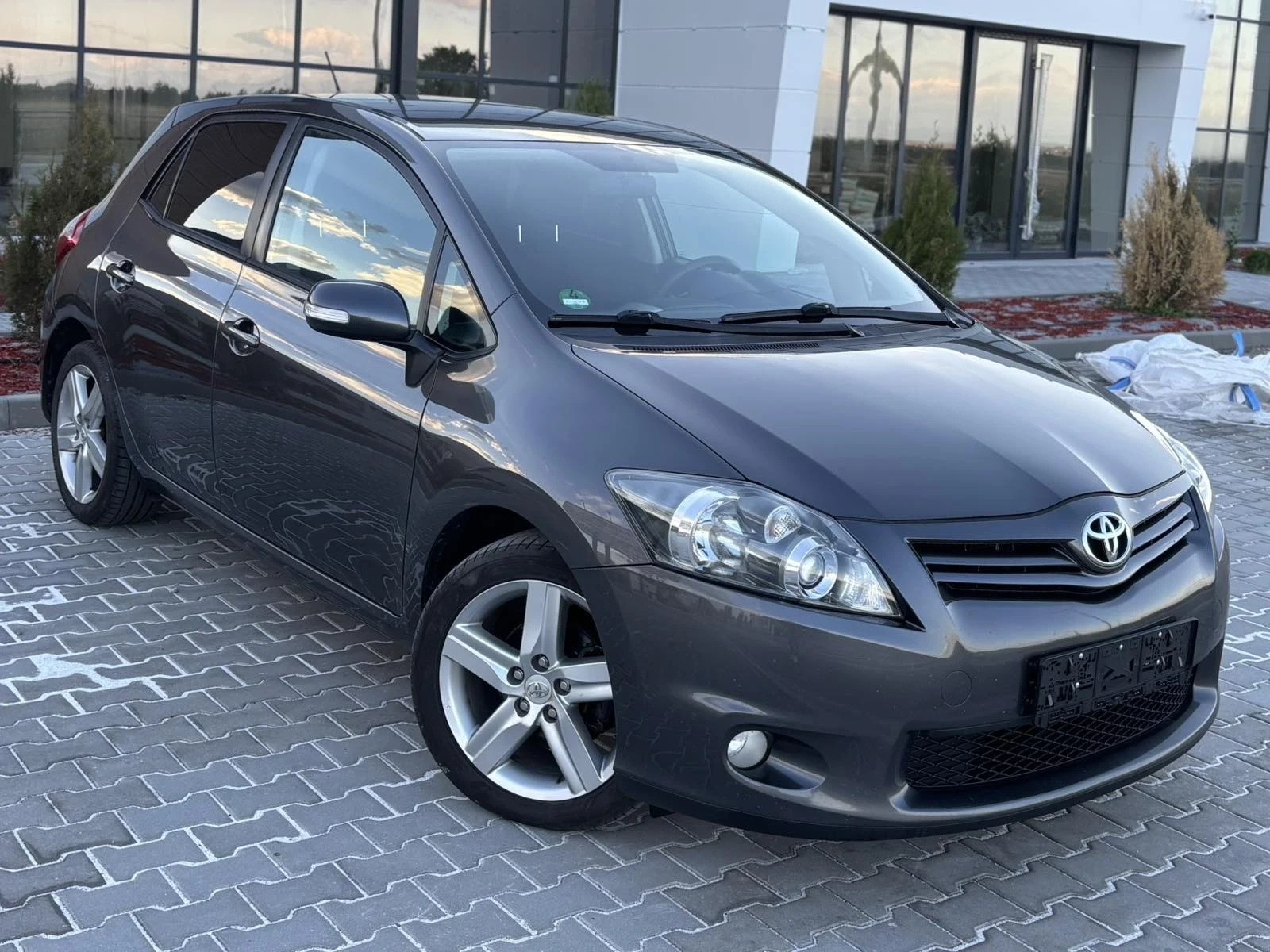 Toyota Auris 1.6vvti/132кс/Facelift/Навигация - изображение 2 | Auto.bg Toyota Auris 1.6vvti/132кс/Facelift/Навигация - изображение 2