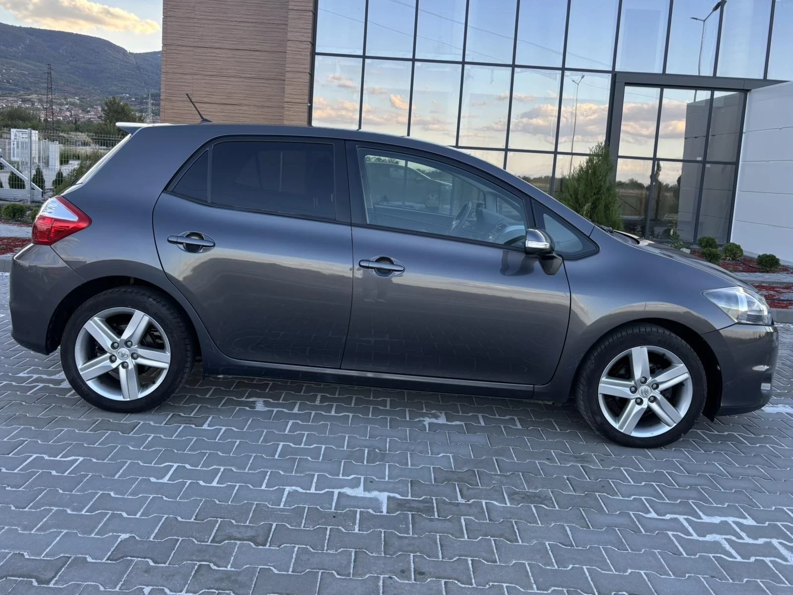 Toyota Auris 1.6vvti/132кс/Facelift/Навигация - изображение 4 | Auto.bg Toyota Auris 1.6vvti/132кс/Facelift/Навигация - изображение 4