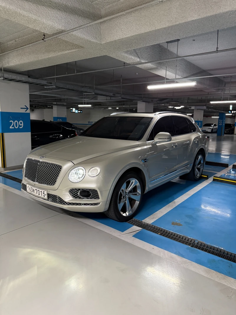 Bentley Bentayga W12* SOFT CLOSE* ЕЛ. БАГАЖНИК* ЛЮК* КРАЙНА ЦЕНА - 63899 € - 63299308 1 | Car24.bg Bentley Bentayga W12* SOFT CLOSE* ЕЛ. БАГАЖНИК* ЛЮК* КРАЙНА ЦЕНА - 63899 € - 63299308 1