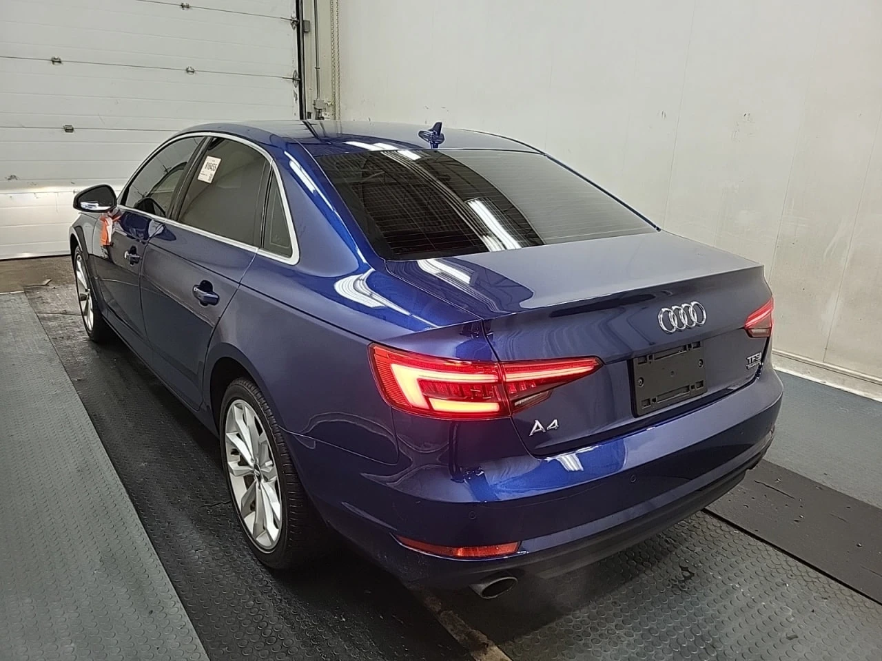 Audi A4 * АВТО КРЕДИТ* ЦЕНА ДО БГ * СЕРВИЗНА ИСТОРИЯ *  - изображение 4 | Auto.bg Audi A4 * АВТО КРЕДИТ* ЦЕНА ДО БГ * СЕРВИЗНА ИСТОРИЯ *  - изображение 4