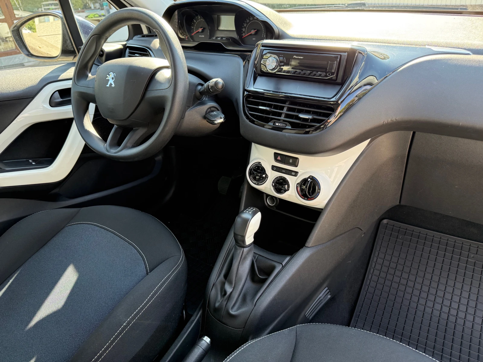 Peugeot 208 1.0i Like - изображение 10 | Auto.bg Peugeot 208 1.0i Like - изображение 10