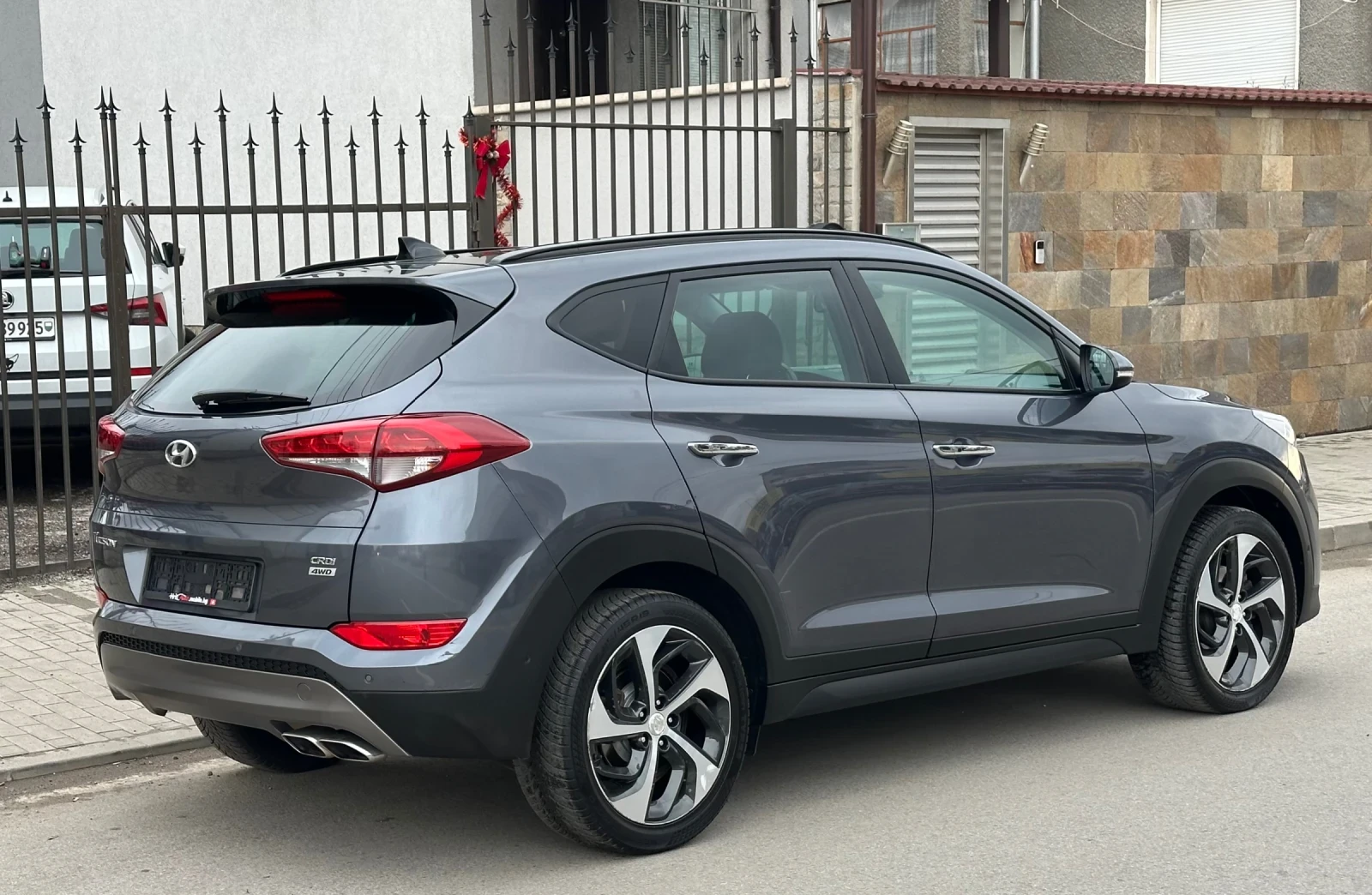 Hyundai Tucson 2.0 CRDI /4x4/Кожа/Панорама/Автоматик/ШВЕЙЦАРИЯ - изображение 3 | Auto.bg Hyundai Tucson 2.0 CRDI /4x4/Кожа/Панорама/Автоматик/ШВЕЙЦАРИЯ - изображение 3