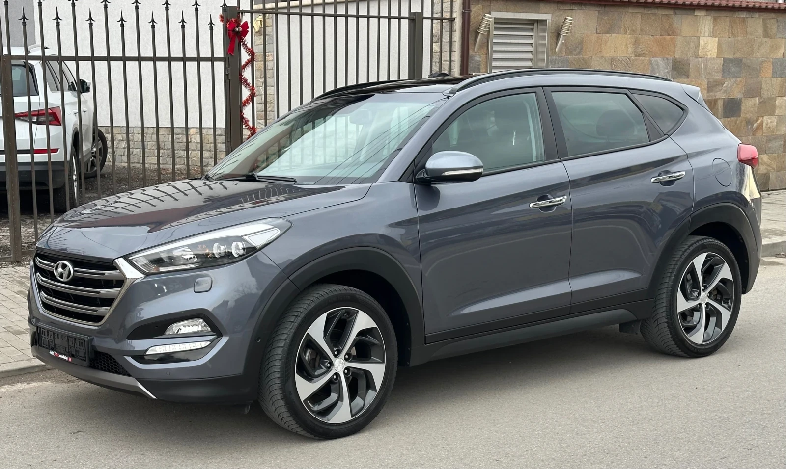 Hyundai Tucson 2.0 CRDI /4x4/Кожа/Панорама/Автоматик/ШВЕЙЦАРИЯ - изображение 7 | Auto.bg Hyundai Tucson 2.0 CRDI /4x4/Кожа/Панорама/Автоматик/ШВЕЙЦАРИЯ - изображение 7