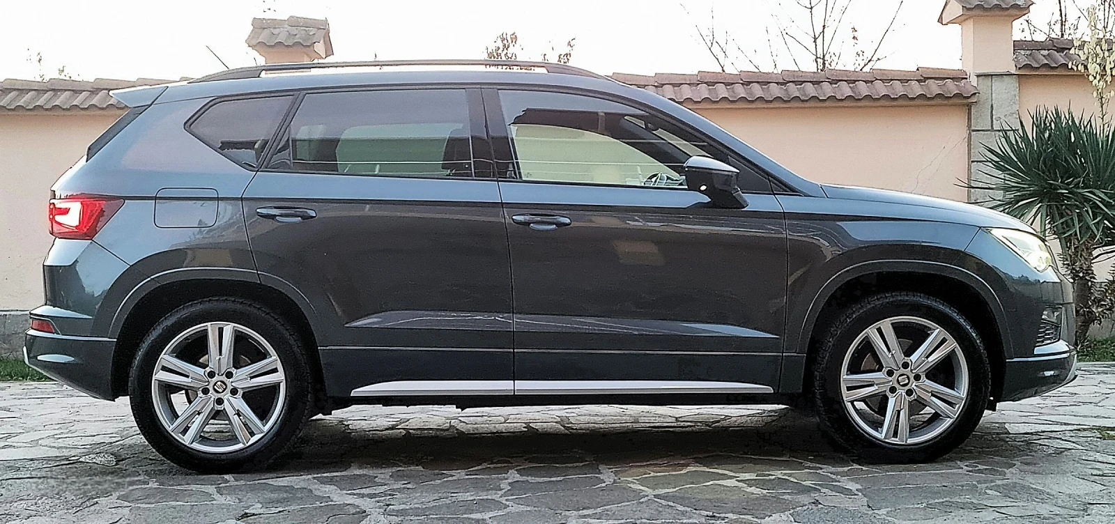 Seat Ateca FR/4Drive/LED/Pano/1-ви собственик/ - изображение 6 | Auto.bg Seat Ateca FR/4Drive/LED/Pano/1-ви собственик/ - изображение 6