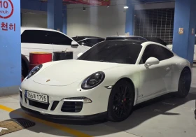 Porsche 911 CARRERA 4 GTS