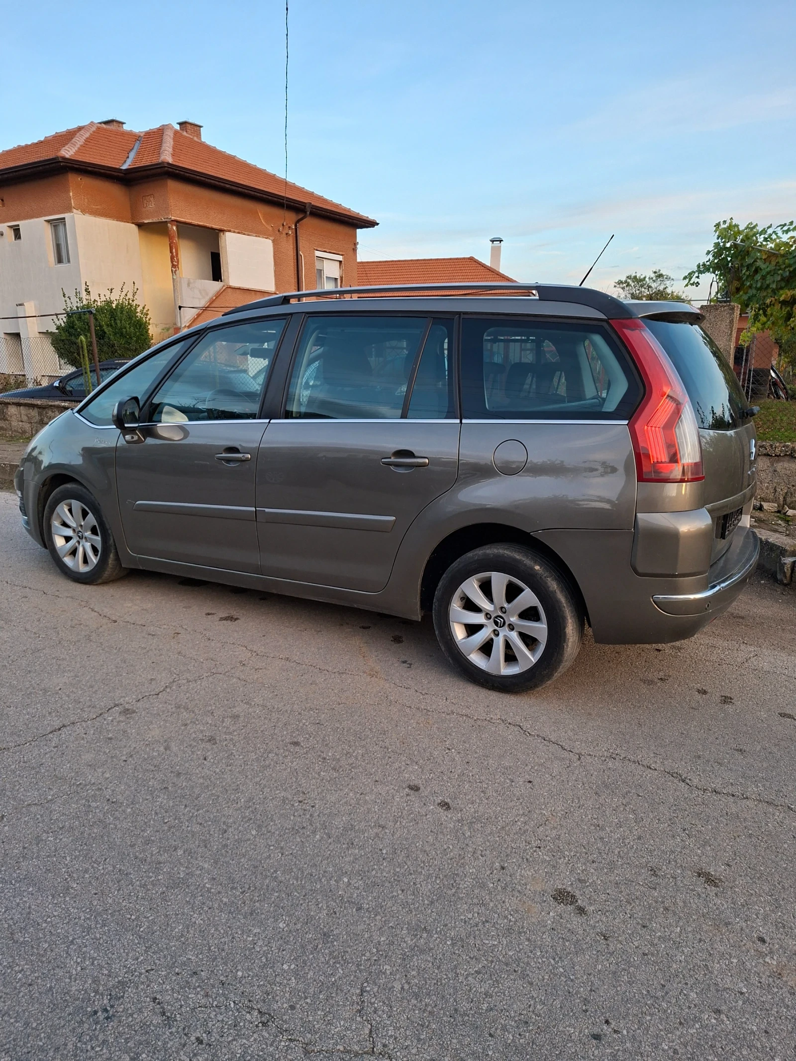 Citroen Grand C4 Picasso 1.6 hdi-112кс 7м - изображение 2 | Auto.bg Citroen Grand C4 Picasso 1.6 hdi-112кс 7м - изображение 2