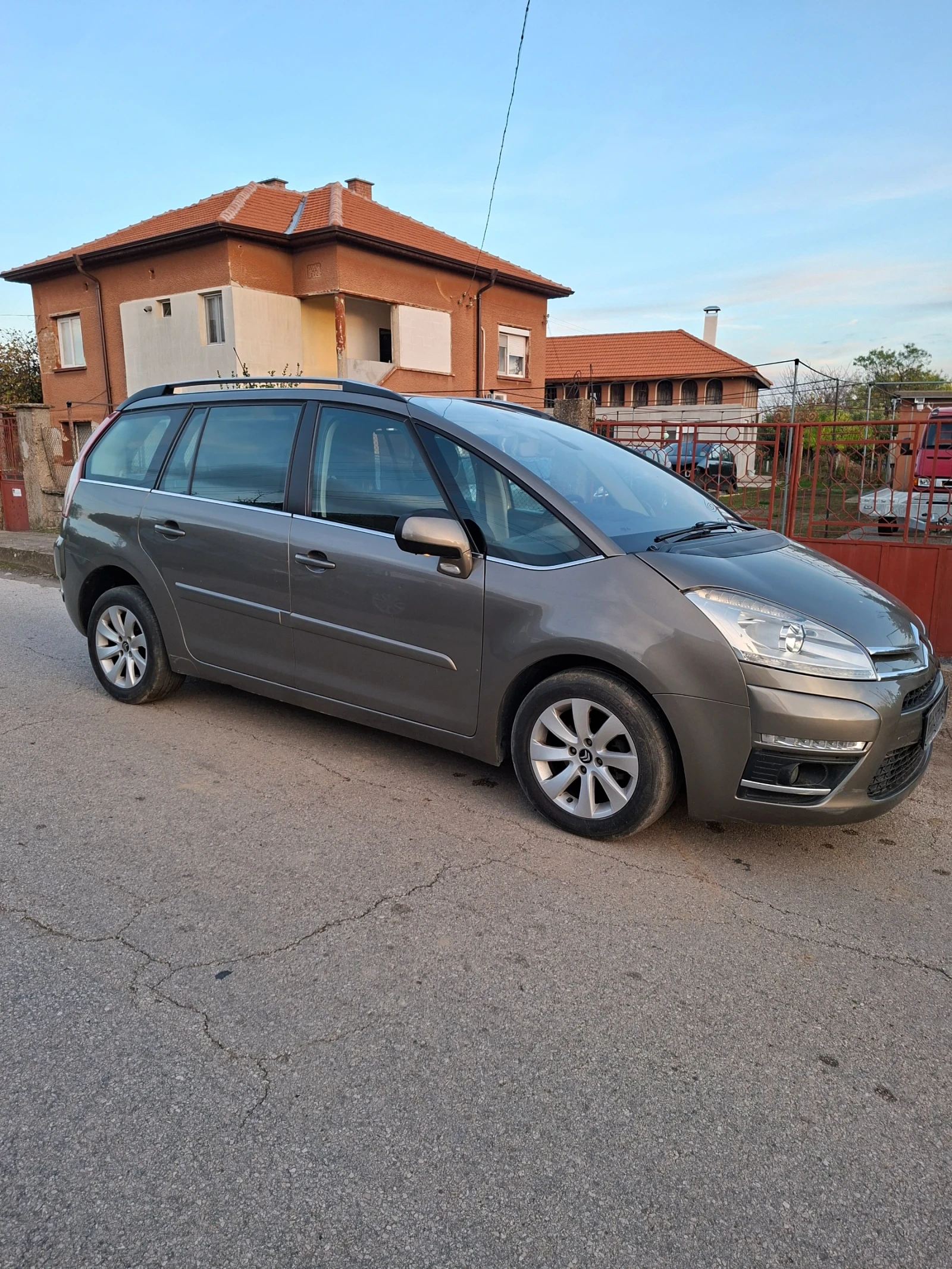 Citroen Grand C4 Picasso 1.6 hdi-112кс 7м - изображение 6 | Auto.bg Citroen Grand C4 Picasso 1.6 hdi-112кс 7м - изображение 6