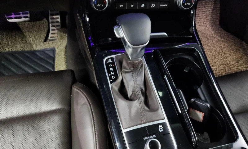 Kia Stinger 2.0 Turbo 2WD * НАЙ-ДОБРА ЦЕНА В БЪЛГАРИЯ* , снимка 9 - Автомобили и джипове - 51965232